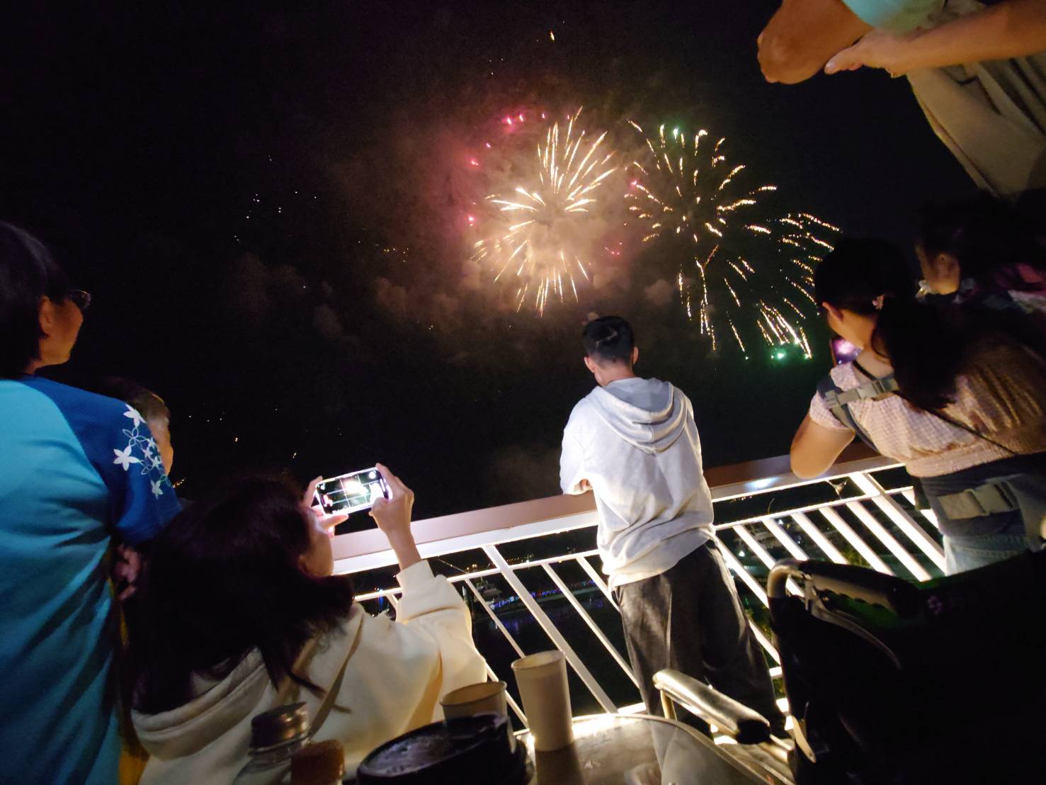 來自新竹分會的犯罪被害人邱姓小弟(14歲)和家人一起在下榻飯店陽台處觀看南投日月潭璀璨煙火,內心激動不已,靦腆說:第一次這麼近看煙火,很開心。(犯保提供)