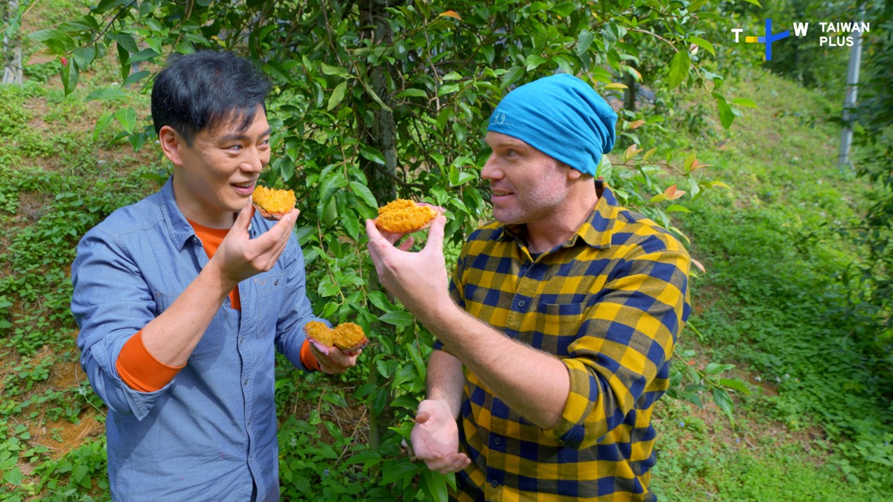 台灣愛玉是台灣特產舉世無雙，Jason（左）和Trevor（右）品嘗愛玉子。（TaiwanPlus提供）