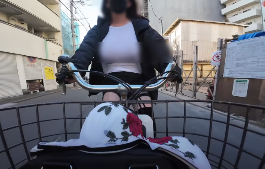 女子竟把內衣脫掉放在置物籃，大膽的無罩騎車。（翻攝YT頻道「ag_rinko」）