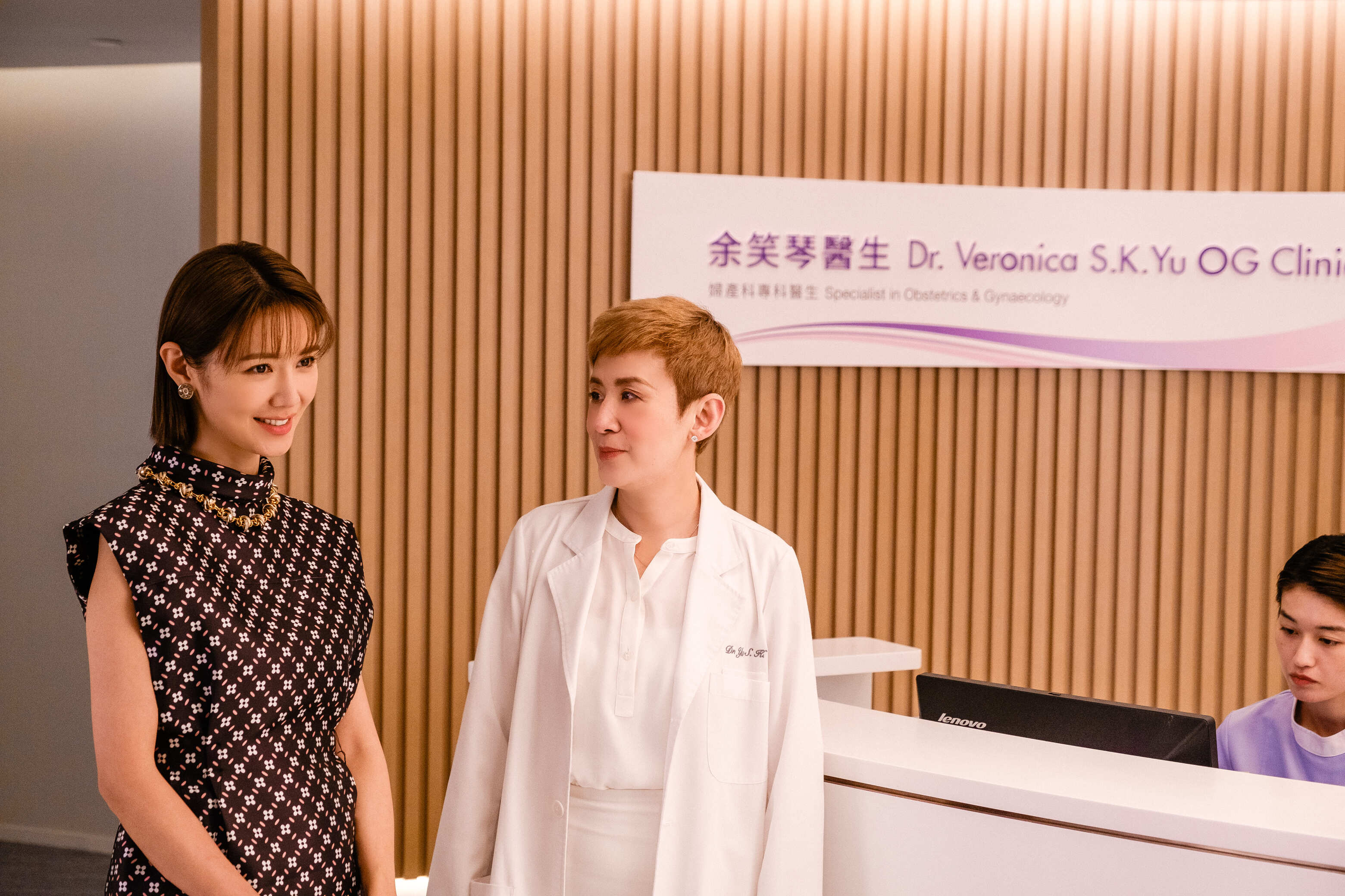 吳君如（右）飾演婦產科名醫，外表精明嚴肅、內心渴望愛情。（甲上提供）