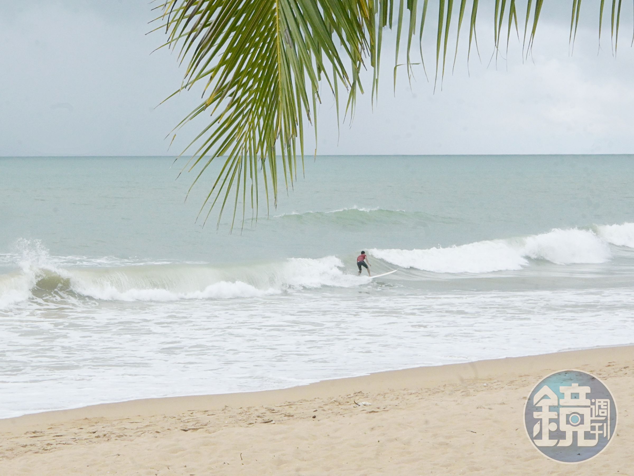 住在LA FLORA KHAO LAK,拿塊板子就能直奔海邊衝浪。