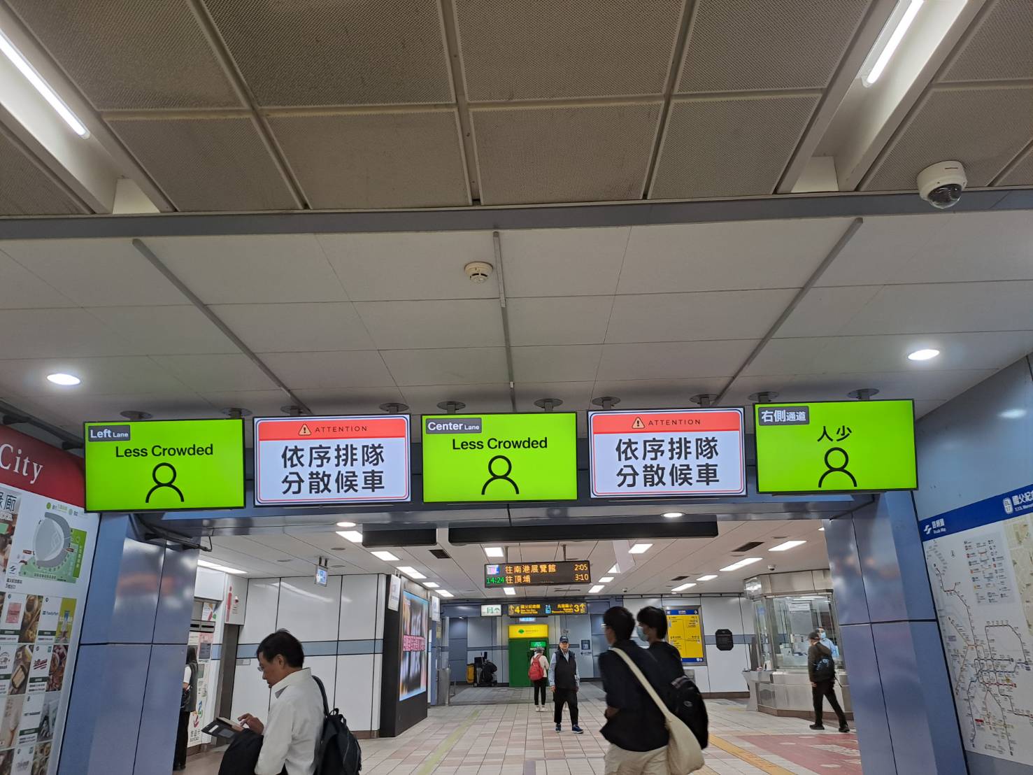 國父紀念館站設有人流顯示面板，將進出站動線分為3大區塊，根據通過的人數顯示燈號。（北捷提供）