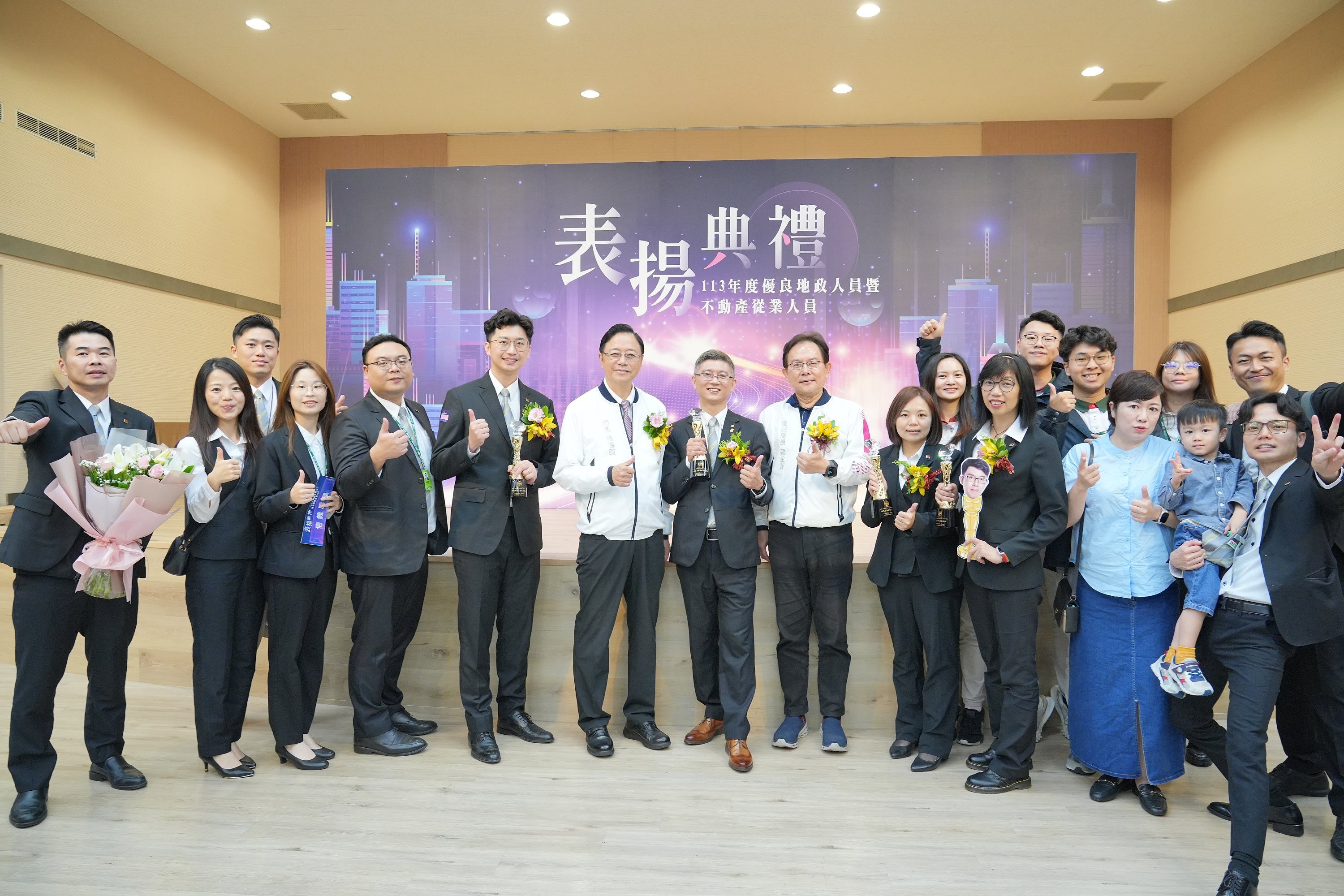 信義房屋共4人獲頒桃園市「113年優良地政人員暨不動產從業人員」,包括中路重劃店專案經理林誼銘、青埔高鐵店專案經理江謝廷隆、市府店專案經理陳冠甫及中壢店主任陳玉潔。(信義房屋提供)