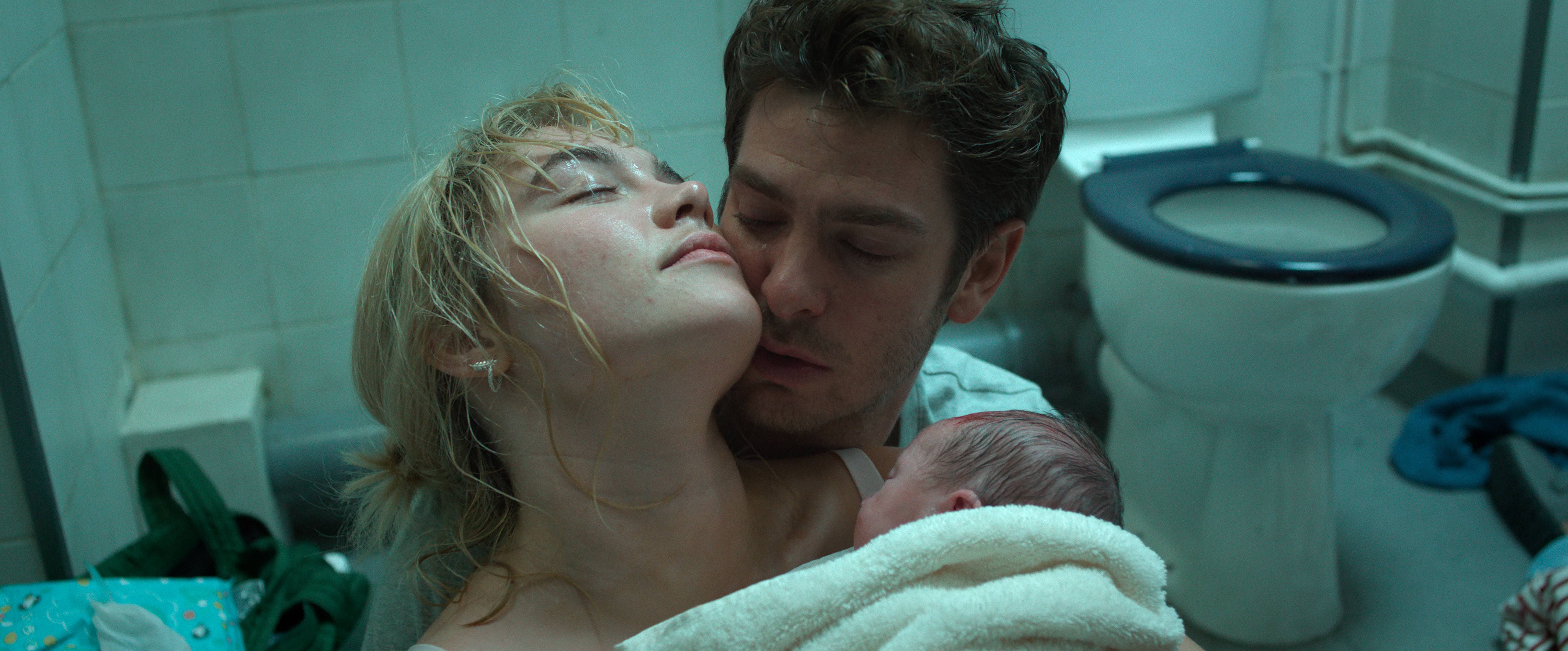 這場在廁所生產的戲，男女主角雙方都異常投入，拍完都精疲力盡，但畫面真實感十足。（CATCHPLAY提供）