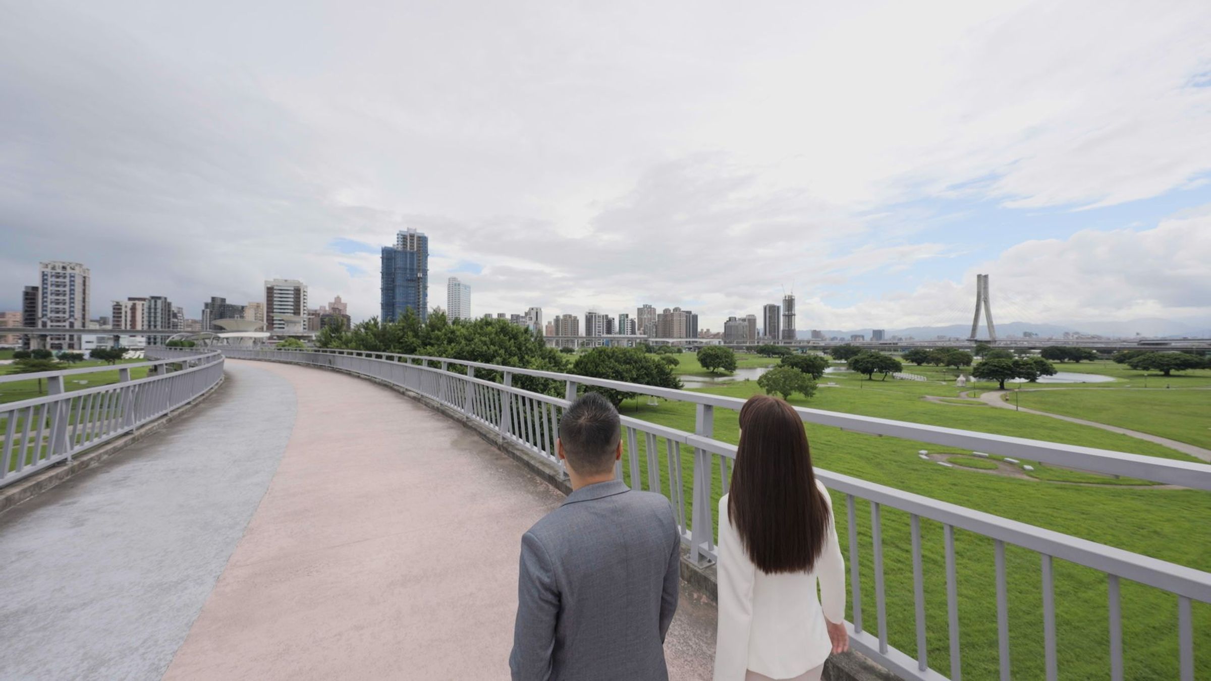 同時擁有424公頃的新北大都會公園,以及千坪市府公園和市府廣場,還有渾然天成的水岸景觀,是都市裡難得的好地點。