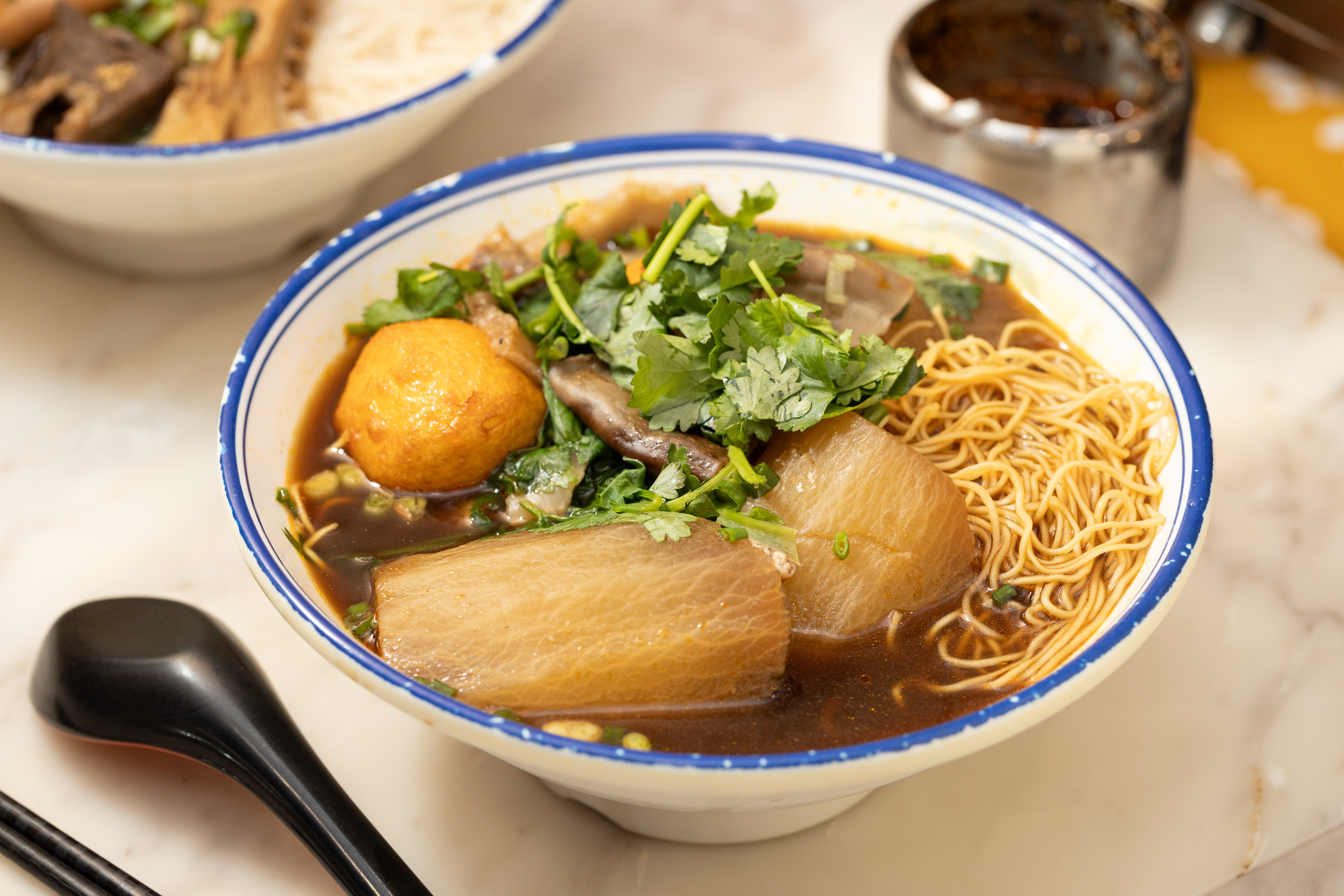 任選3款配料的「車仔麵」，必吃蘿蔔、粉腸與咖哩魚蛋。（港幣52元／份）