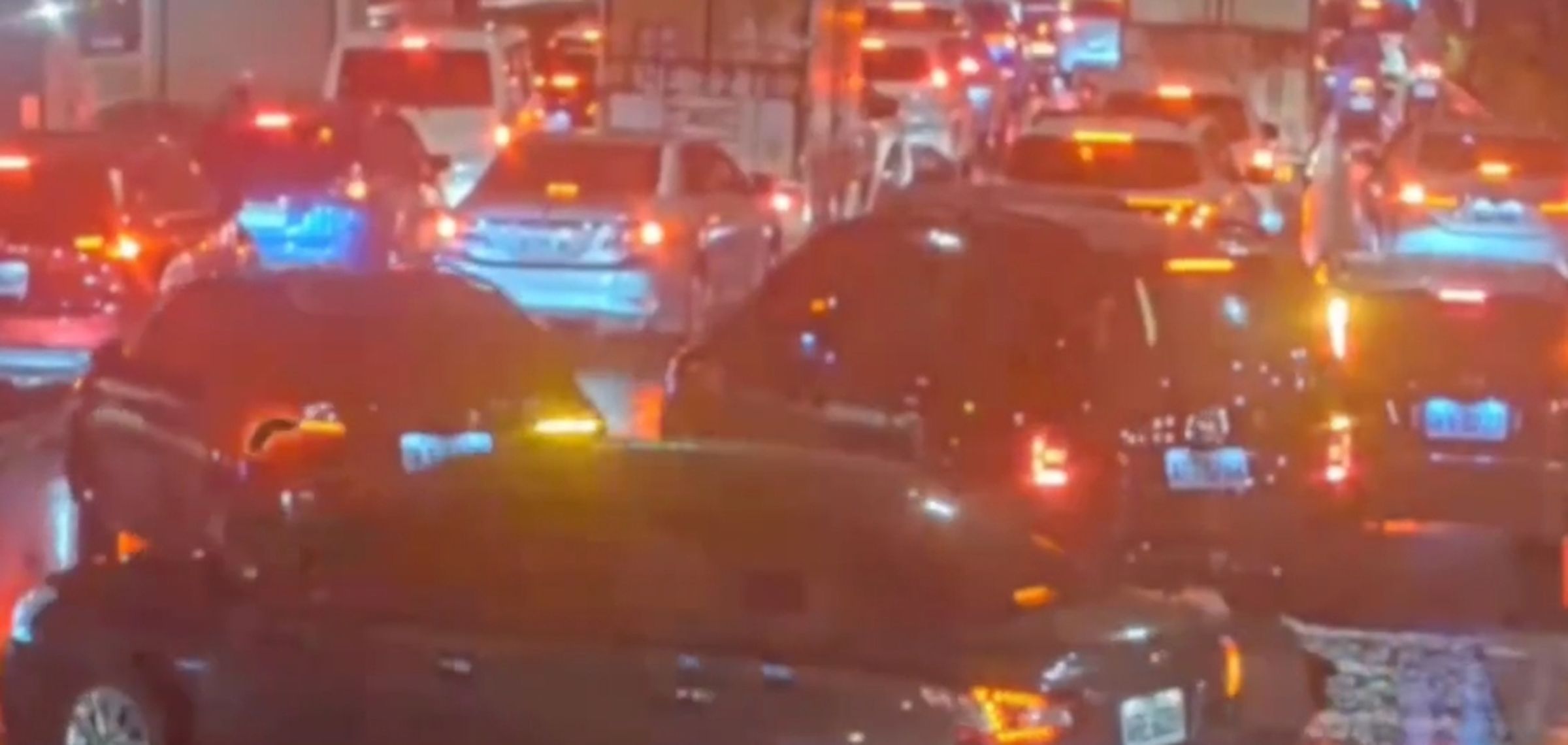 汐止、南港昨晚大塞車。(警方提供)