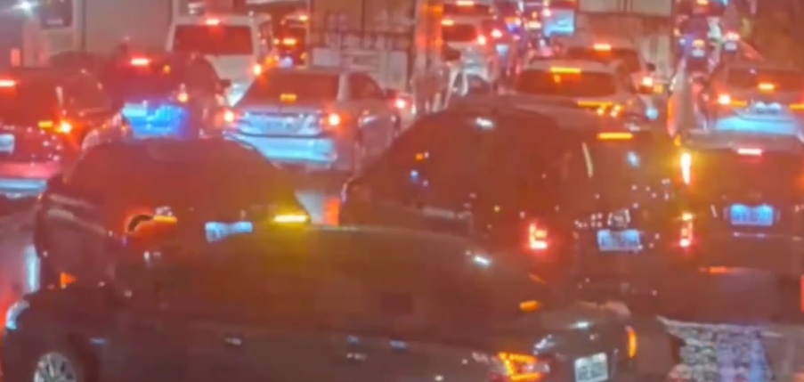 汐止、南港昨晚大塞車。（警方提供）