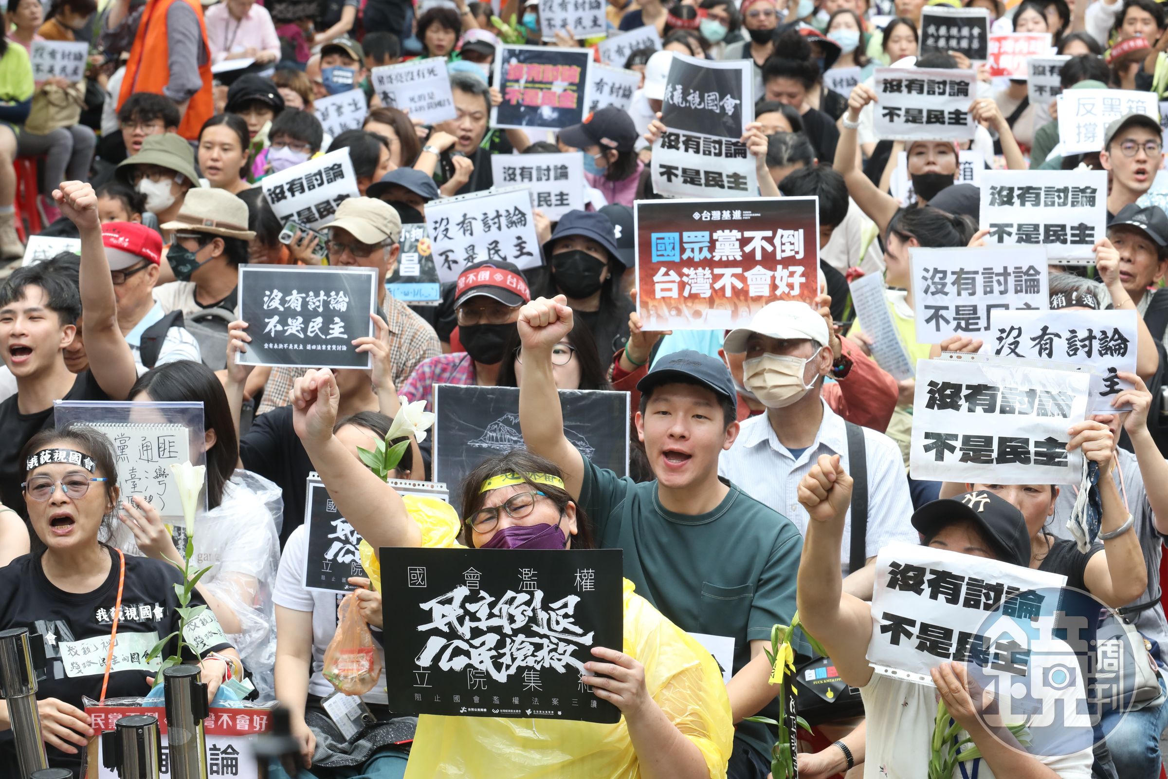 立法院外集結眾多自發性到場的民眾,他們高舉「沒有討論,不是民主」的標語。