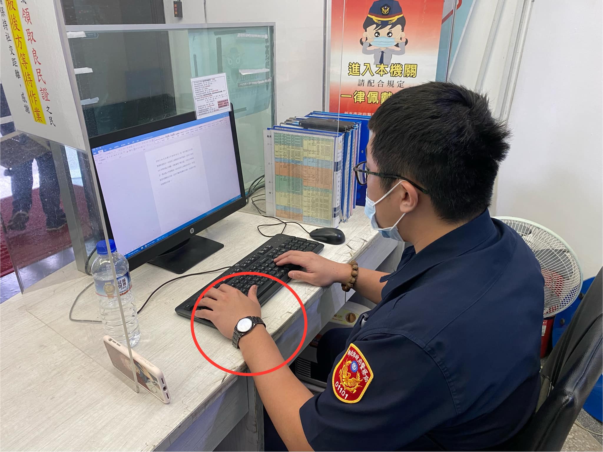 賴姓員警為讓考生能順利應試，秉持著為服務及協助精神，立刻將所配戴的手錶借予這對夫妻。（翻攝自板橋警聲雲臉書）