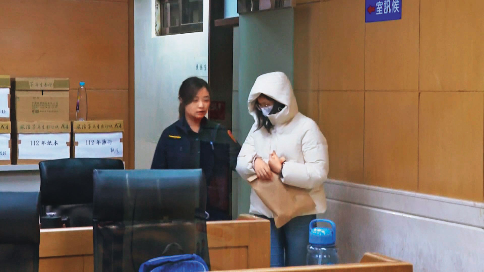 陳姓社工（右）未確實訪視剴剴，案發後還與保母聯手騙醫生說剴剴是溢奶嗆死，遭列共犯以30萬元交保。（《鏡新聞》提供）