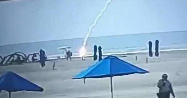 哥倫比亞最近一處海邊發生雷擊，當場擊斃一名委內瑞拉籍的女遊客。（翻攝自X）