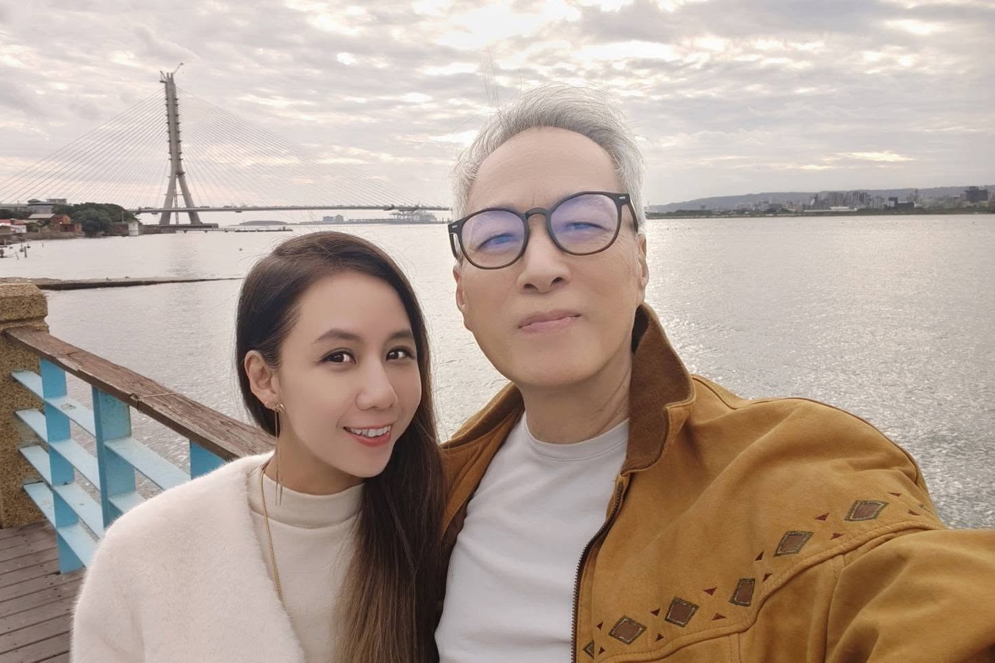 姜厚任護愛小24歲的女友不遺餘力。(翻攝網路)