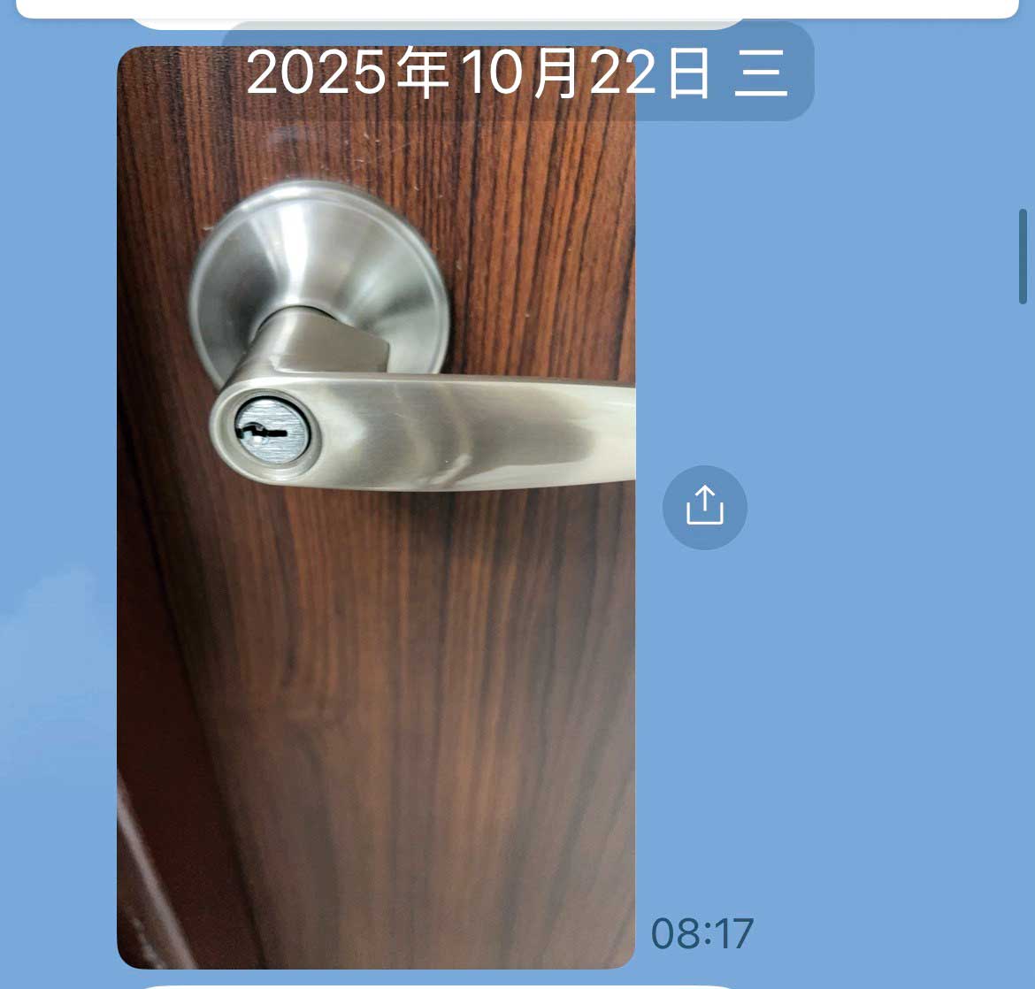 校方將敖國珠停職後,立刻換掉她辦公室的門鎖。(讀者提供)