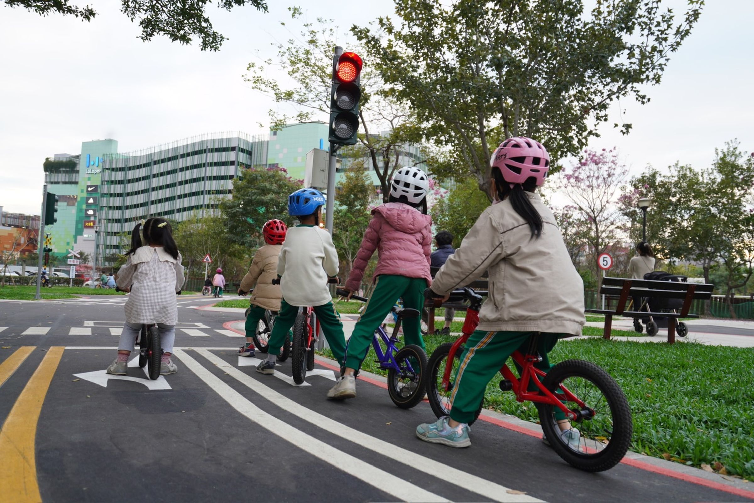 小朋友可以在公園使用自行車或滑步車一起學習交通知識，並實地模擬體驗。（台中市府提供）