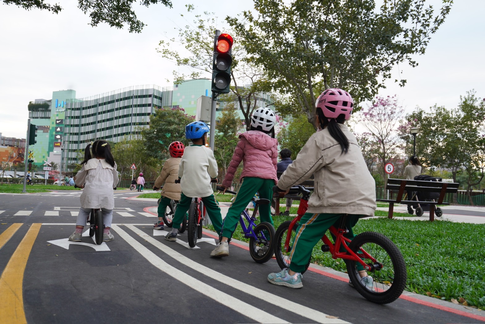 小朋友可以在公園使用自行車或滑步車一起學習交通知識,並實地模擬體驗。(台中市府提供)