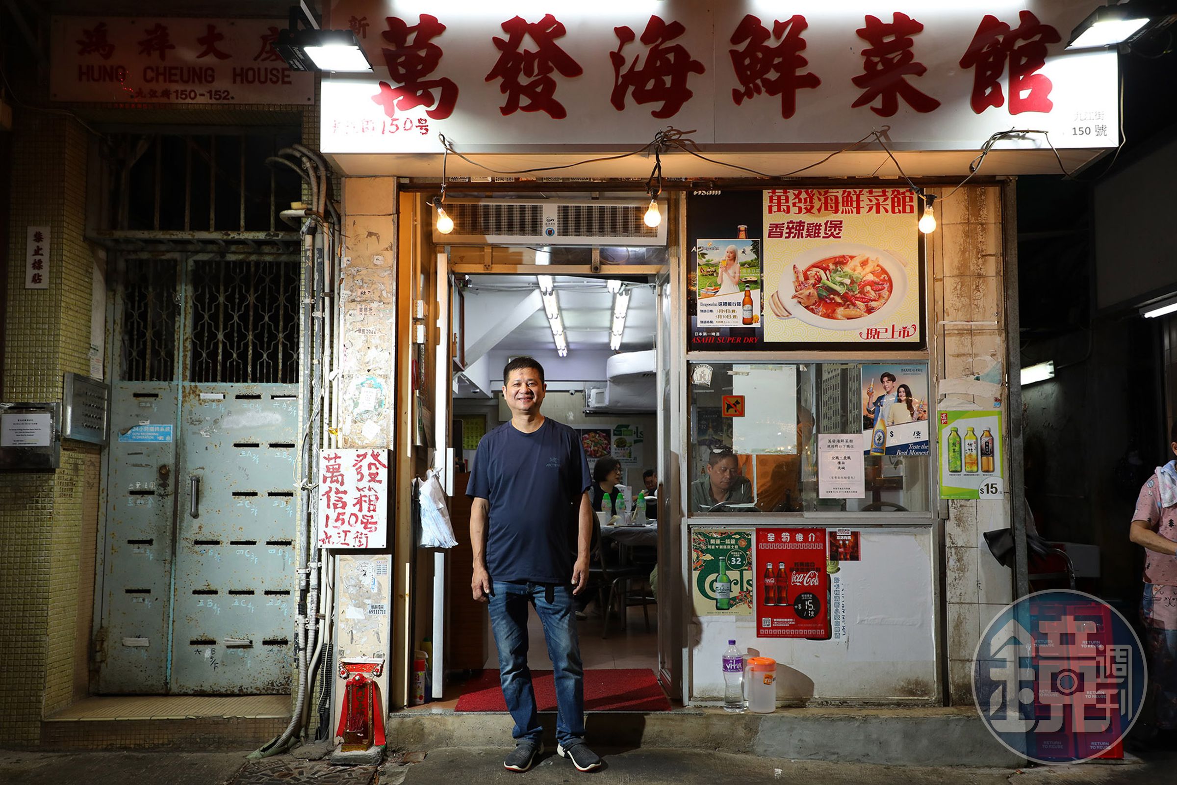 爐頭廚師出身的萬發老闆陳錦明,年輕時的兩道創作都成為大排檔的經典菜。