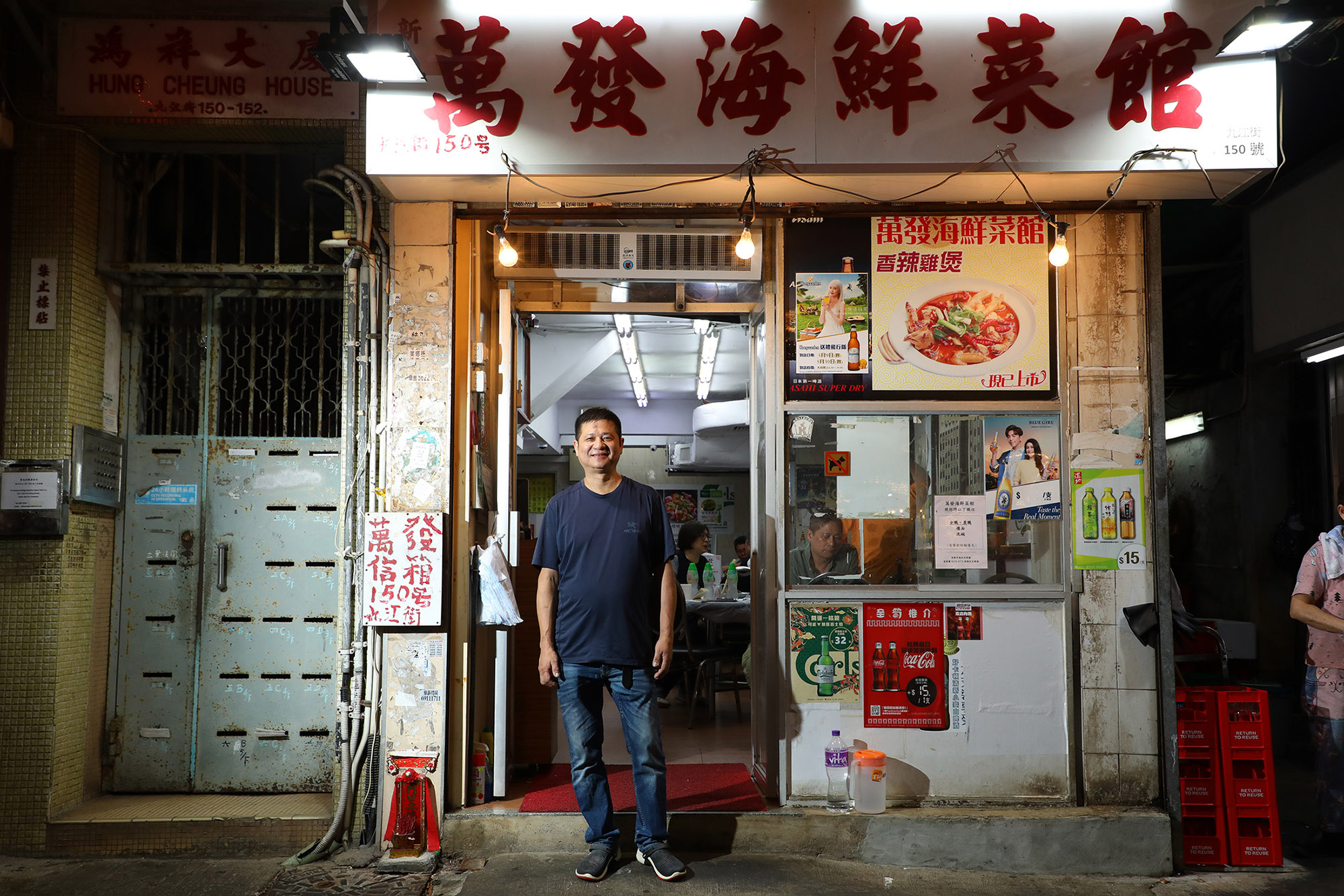 爐頭廚師出身的萬發老闆陳錦明，年輕時的兩道創作都成為大排檔的經典菜。