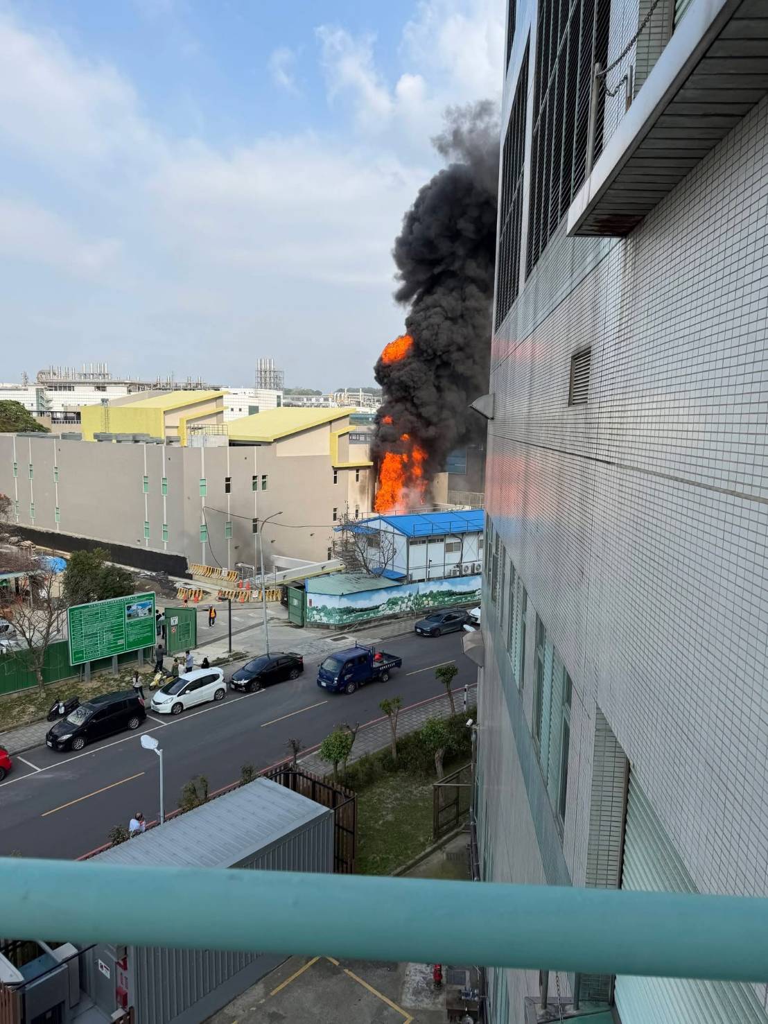 竹園超高壓變電所突發火警,現場黑煙竄出、吞噬天際,並釀成1人燒燙傷送醫。(讀者提供)