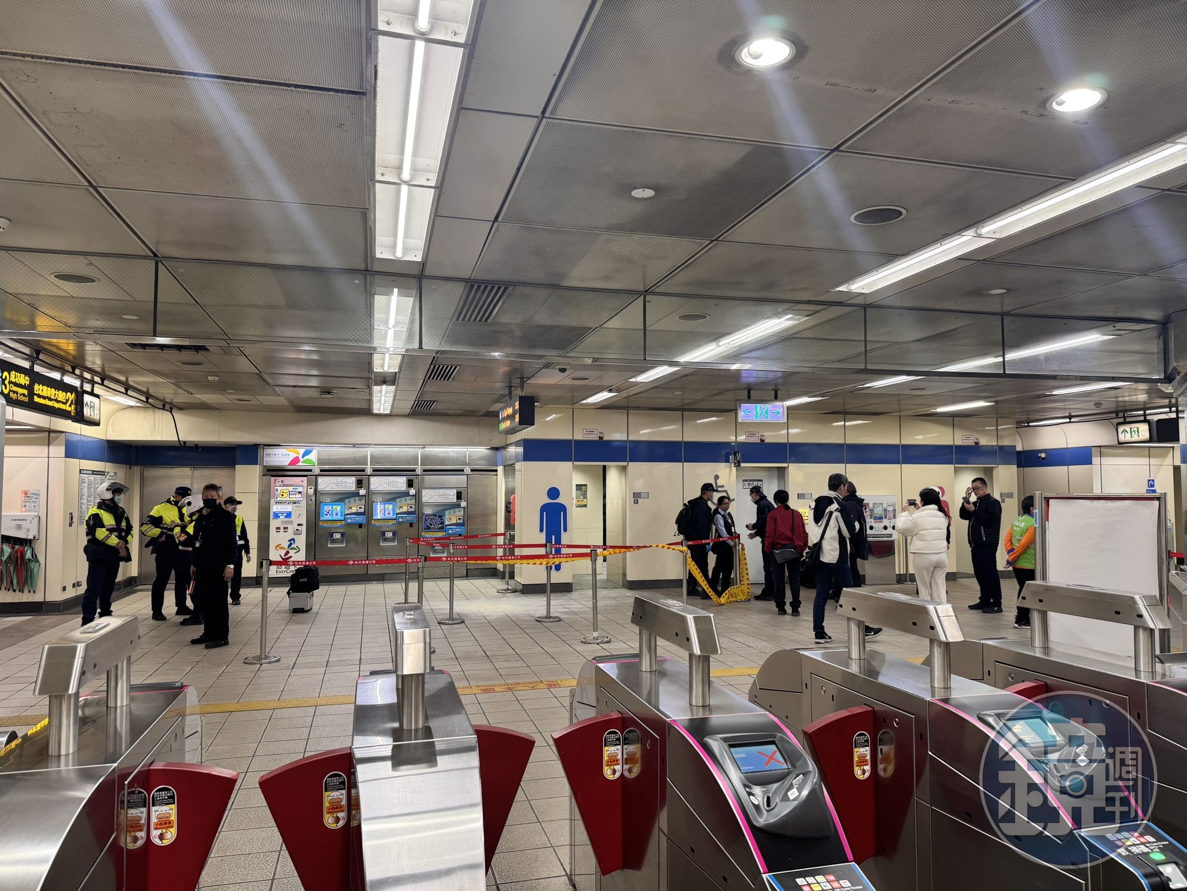 一名72歲曾姓男子因土地重畫爭議多年陳情未果,接連在台北捷運大安森林公園站及善導寺站男廁縱火。