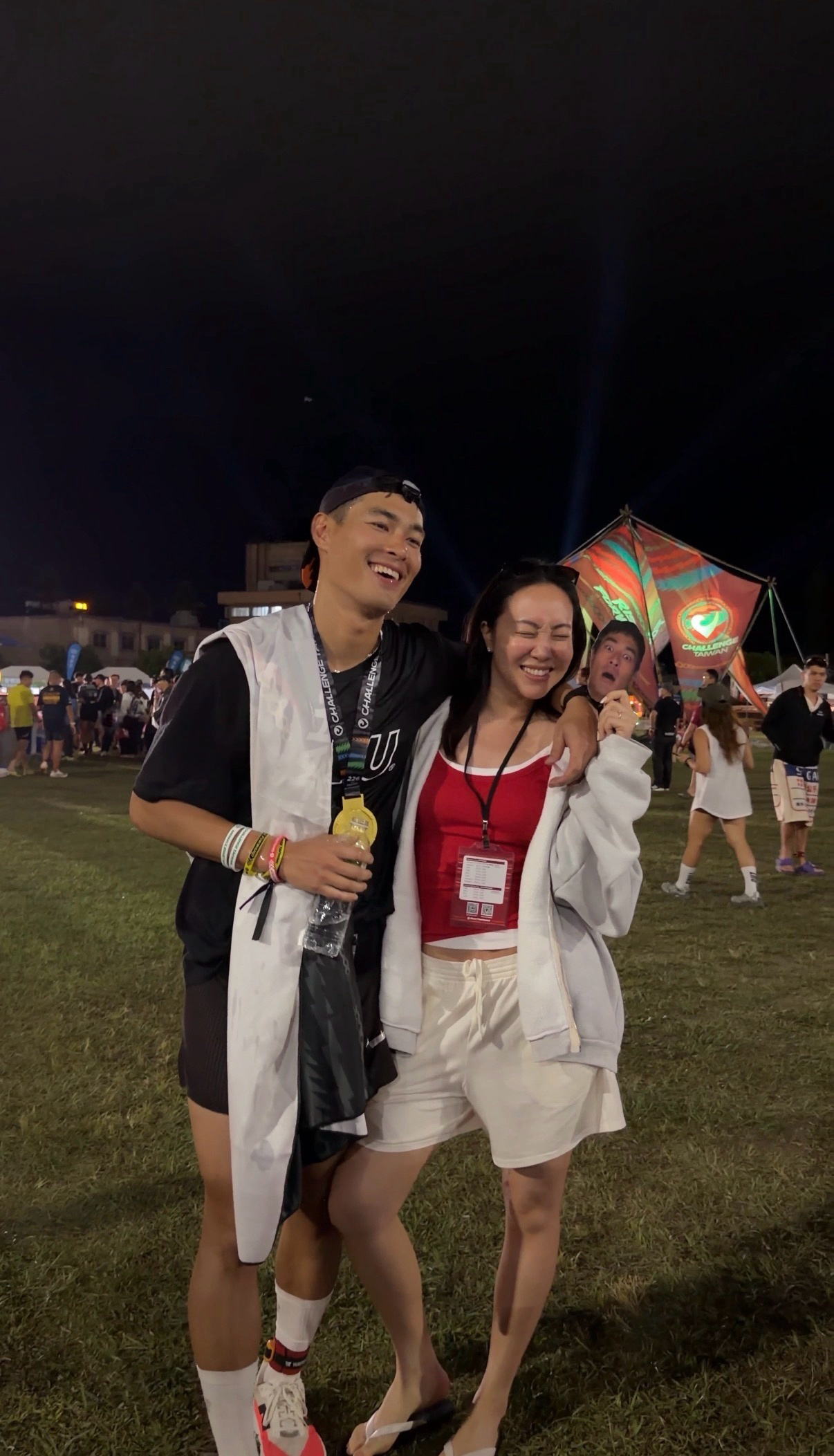 完賽後的楊祐寧與老婆阿梅甜蜜合影，阿梅前一晚還在台北參加時尚活動，隔天搭早班飛機來台東為老公打氣。（玩下娛樂提供）