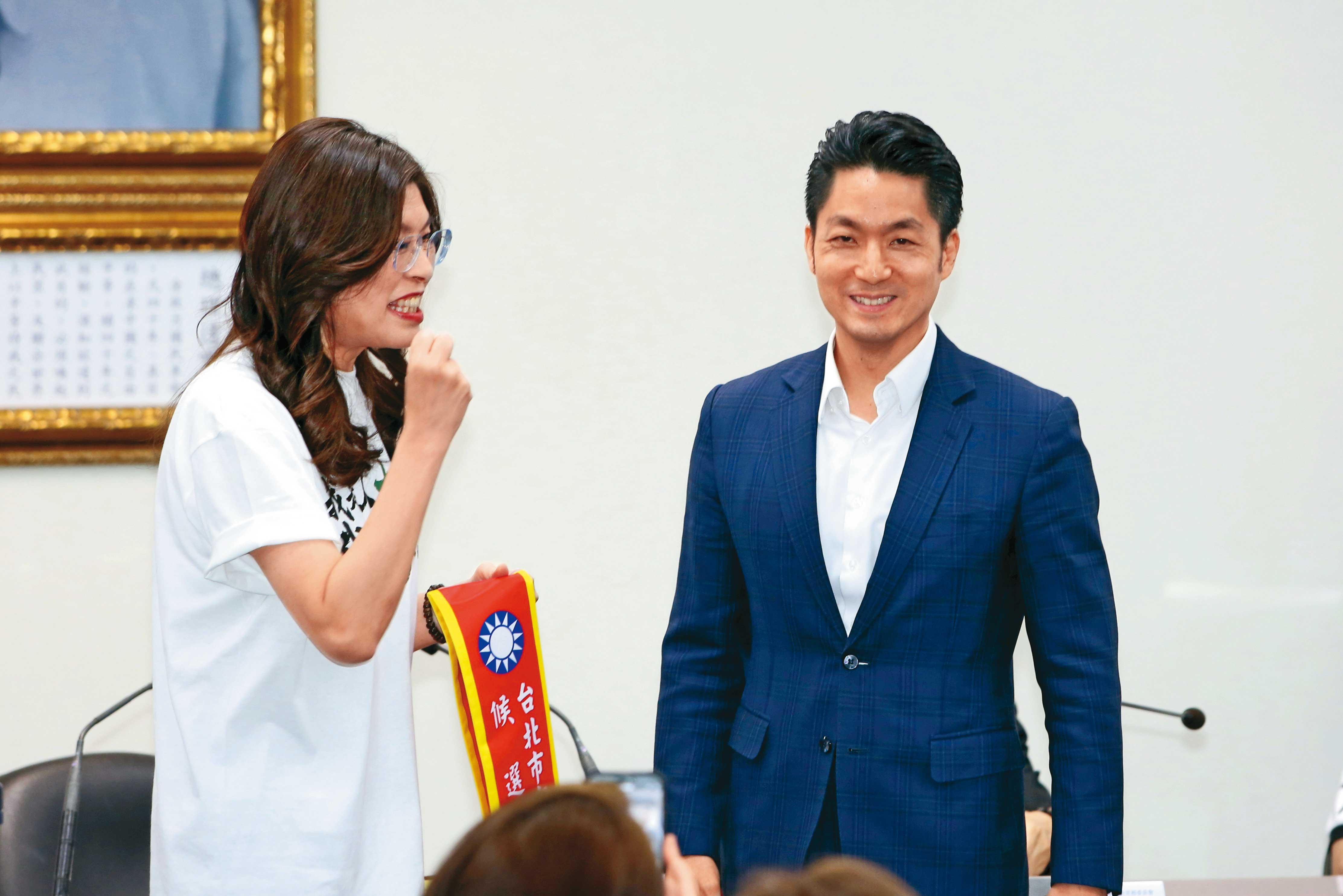 蔣萬安（右）日前獲黨中央徵召拚北市長連任，黨內看好成為年底選戰領頭羊。（鏡報姜永年）