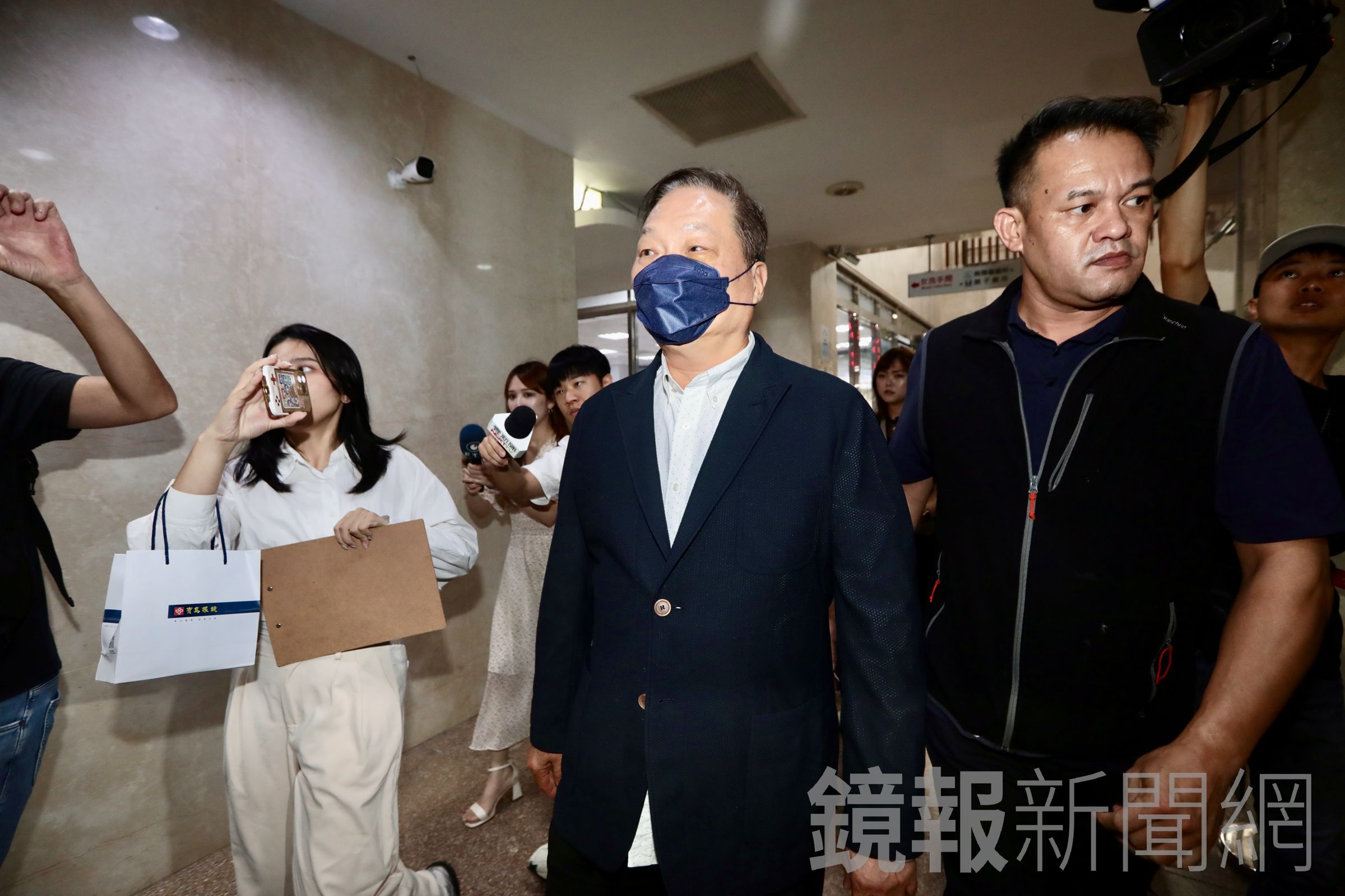 東森購物集團總裁王令麟出庭作證表示,有請朋友捐款給柯文哲。(鏡報林煒凱攝)