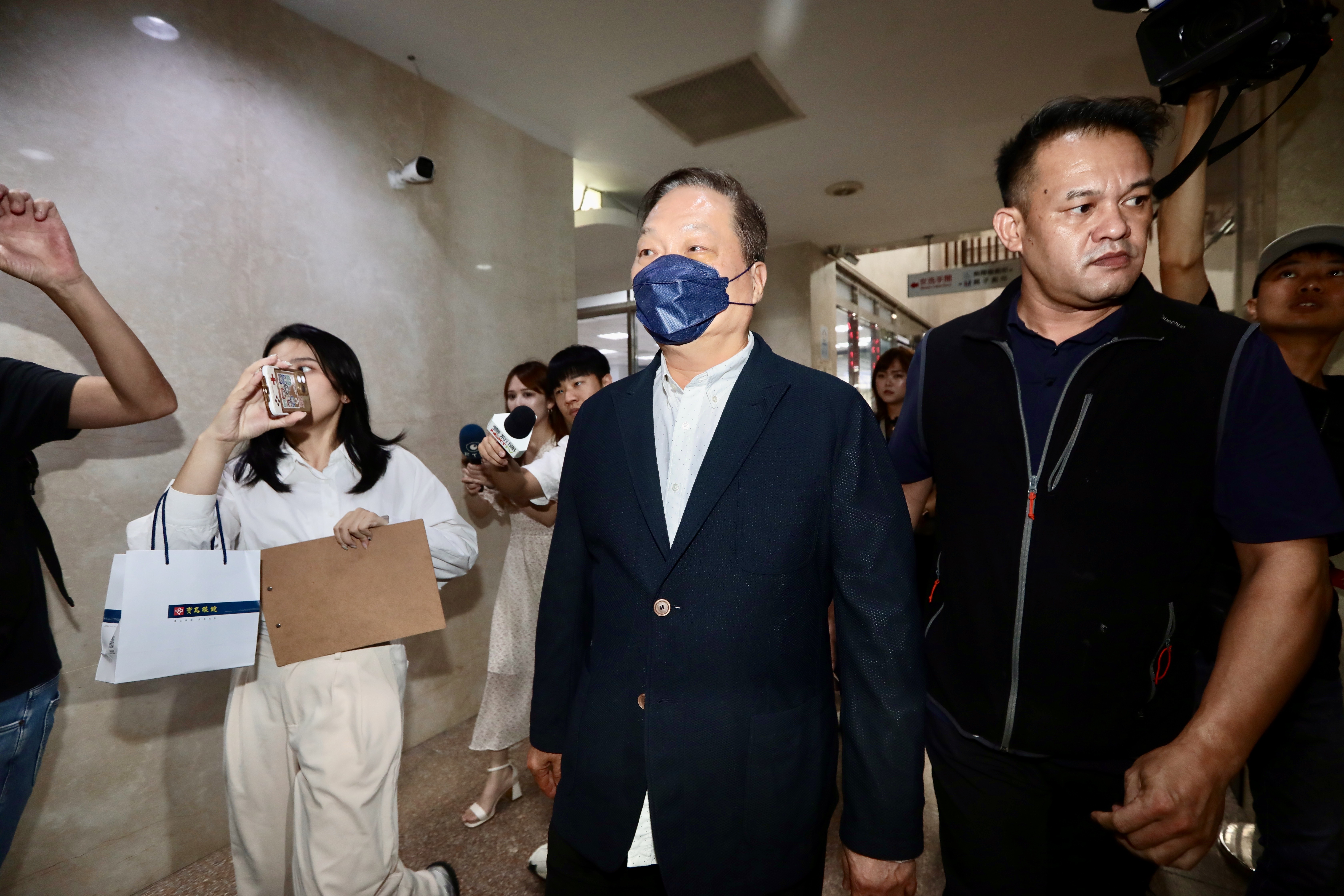 東森購物集團總裁王令麟出庭作證表示,有請朋友捐款給柯文哲。(鏡報林煒凱攝)