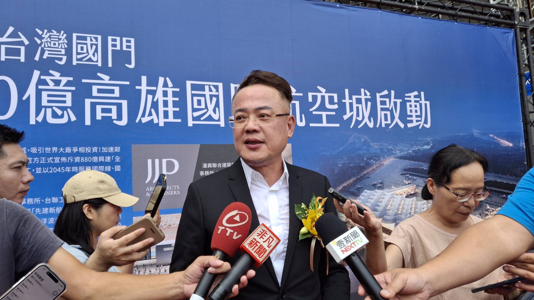 清景麟國家公園5日正式上樑，林聰麟透露銷售至今價格已上漲2至3成。