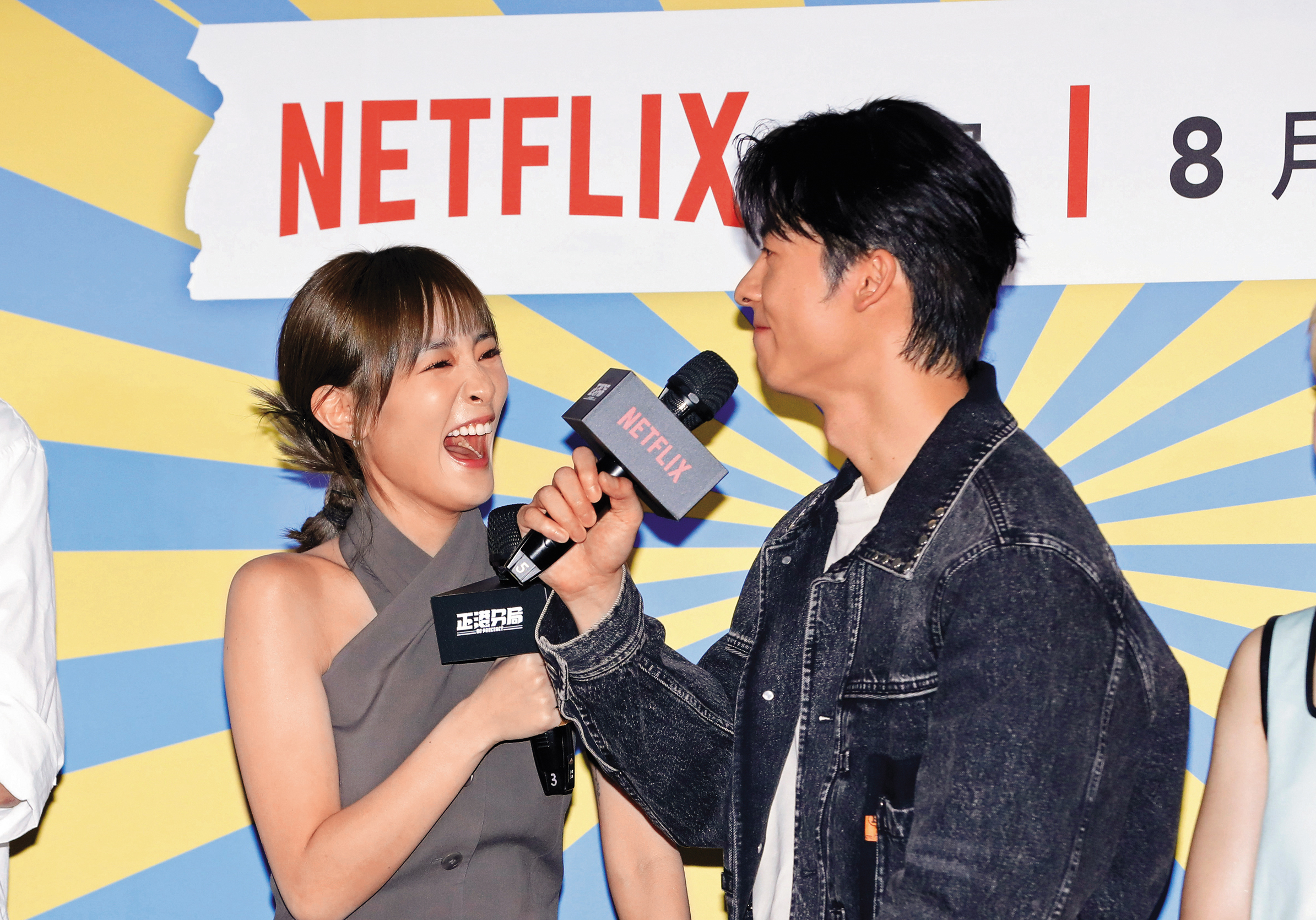 王淨（左）不靠胸器，自帶表情包就很吸睛，難怪有人說「下巴才是王淨的本體」。右為許光漢。