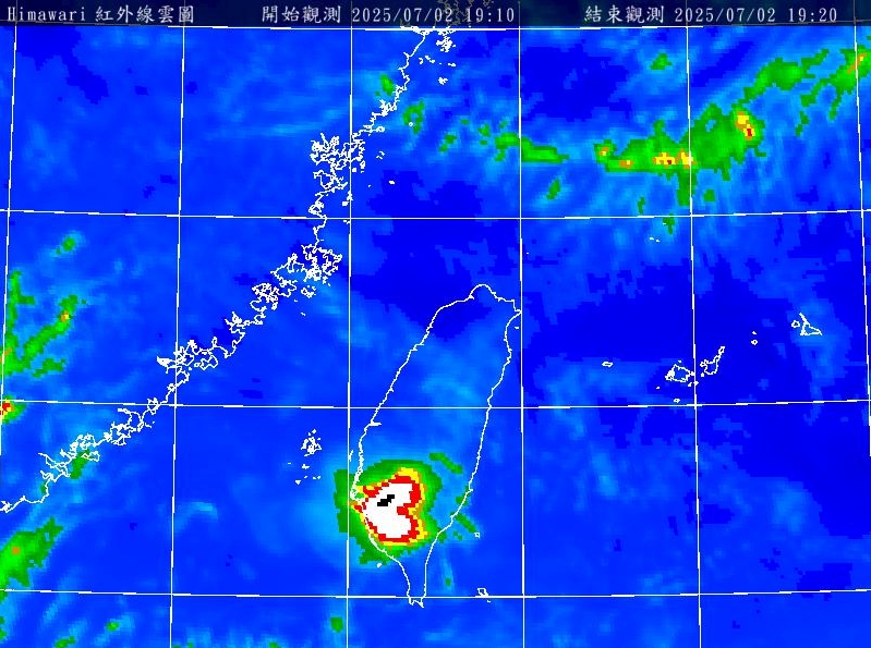 前氣象署長鄭明典分享，昨日南台南灣上空出現一朵愛心雲。（翻攝鄭明典臉書）