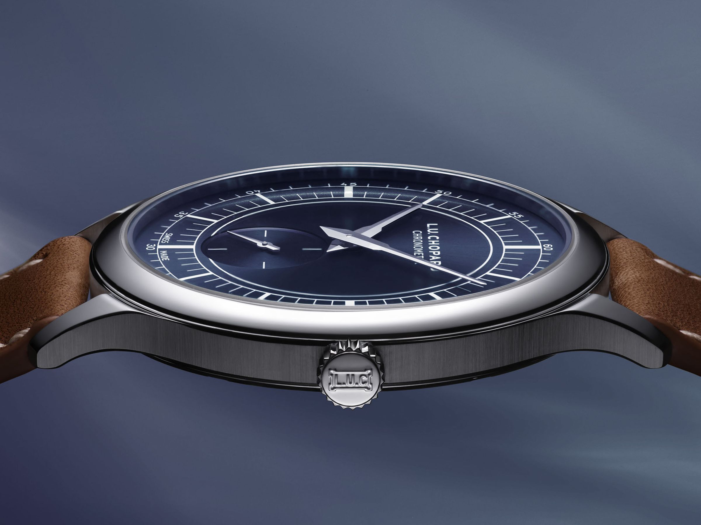 CHOPARD L.U.C XPS Prussian Blue「普魯士藍」腕錶，錶款直徑40毫米、厚度僅7.2毫米；錶盤分區佈局帶有1930年代包浩斯氣息，太陽放射飾紋將藍色層次襯托得相當深邃。內裝 L.U.C 96.12-L 自動上鍊機芯，厚度 3.30 毫米，配備 22K 金微型擺陀與 Chopard Twin 雙發條盒專利技術，動力儲存 65 小時，並通過瑞士官方天文台（COSC）認證。定價約NT$470,000。
