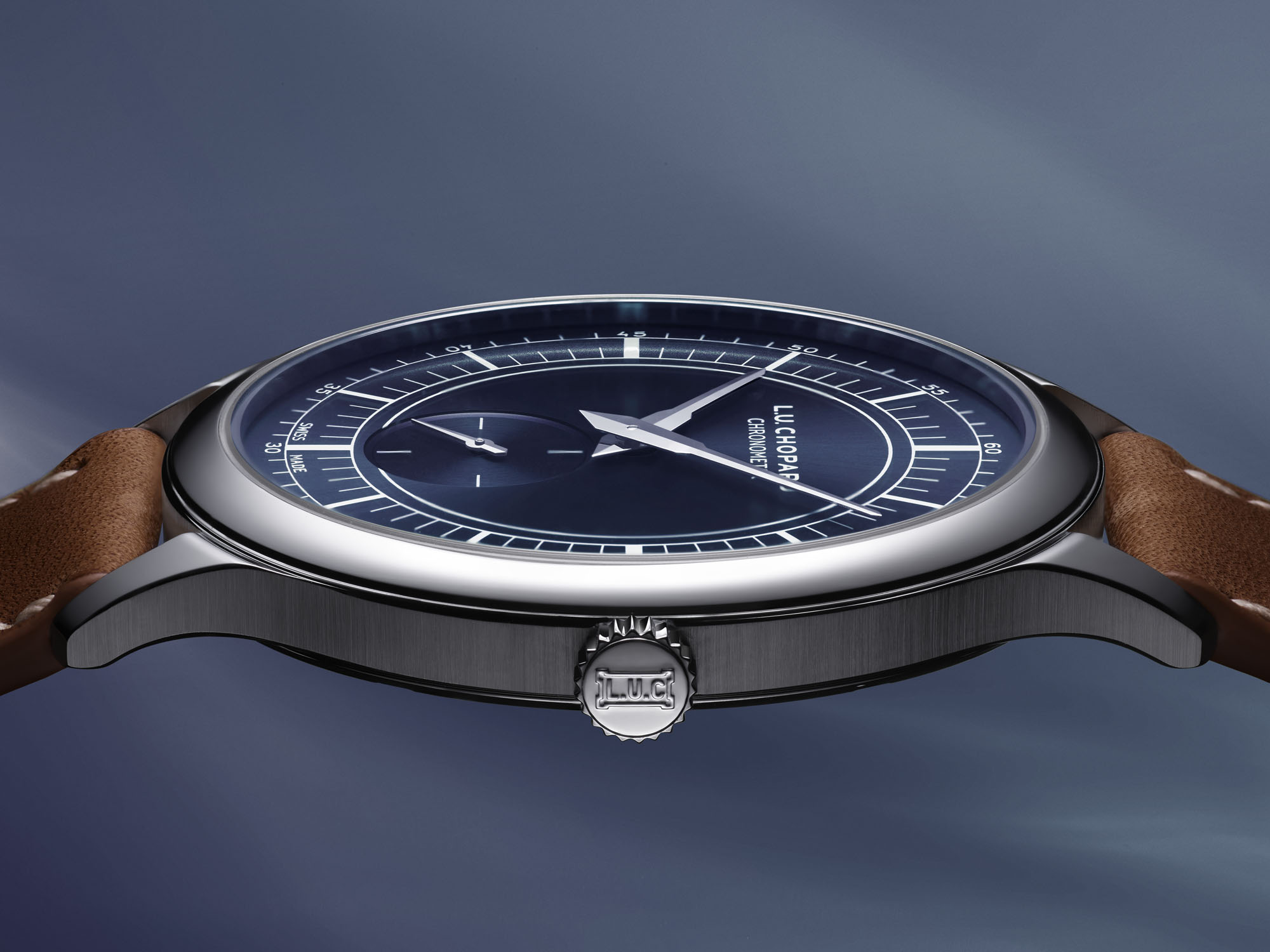 CHOPARD L.U.C XPS Prussian Blue「普魯士藍」腕錶，錶款直徑40毫米、厚度僅7.2毫米；錶盤分區佈局帶有1930年代包浩斯氣息，太陽放射飾紋將藍色層次襯托得相當深邃。內裝 L.U.C 96.12-L 自動上鍊機芯，厚度 3.30 毫米，配備 22K 金微型擺陀與 Chopard Twin 雙發條盒專利技術，動力儲存 65 小時，並通過瑞士官方天文台（COSC）認證。定價約NT$470,000。
