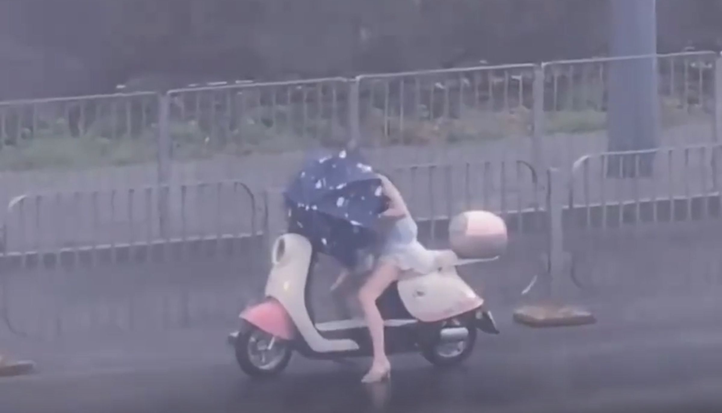 白海豚颱風游進中國，當地狂風暴雨畫面曝光。（翻攝自微博）
