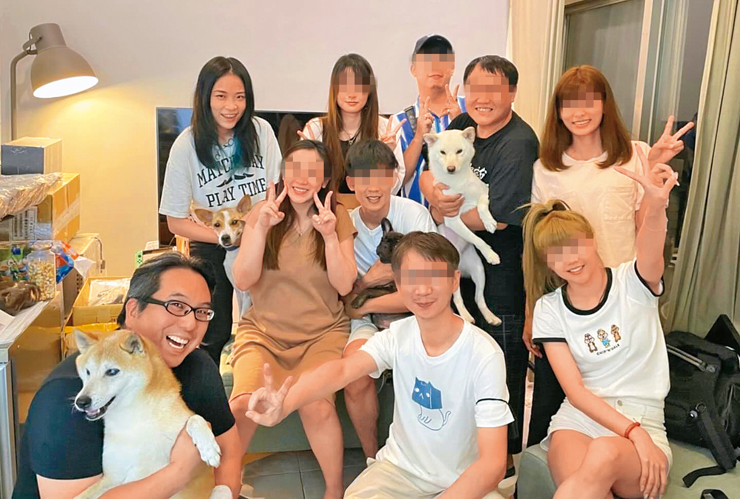 卜星慧(左二)和製作人男友(左一)去年初帶著自家柴犬與親朋好友一起跨年,豈料去年底男友因心梗過世。(翻攝自司徒IG)