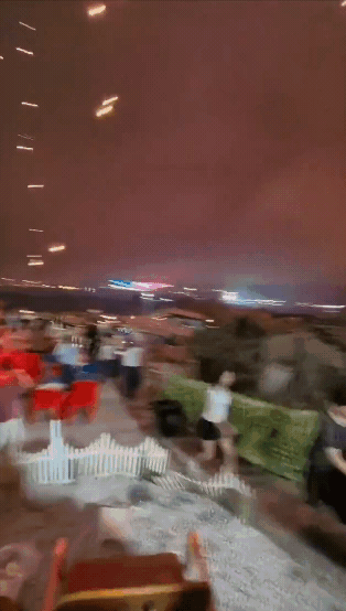 天空下起流星火雨,眾人急忙逃命。(翻攝自X)