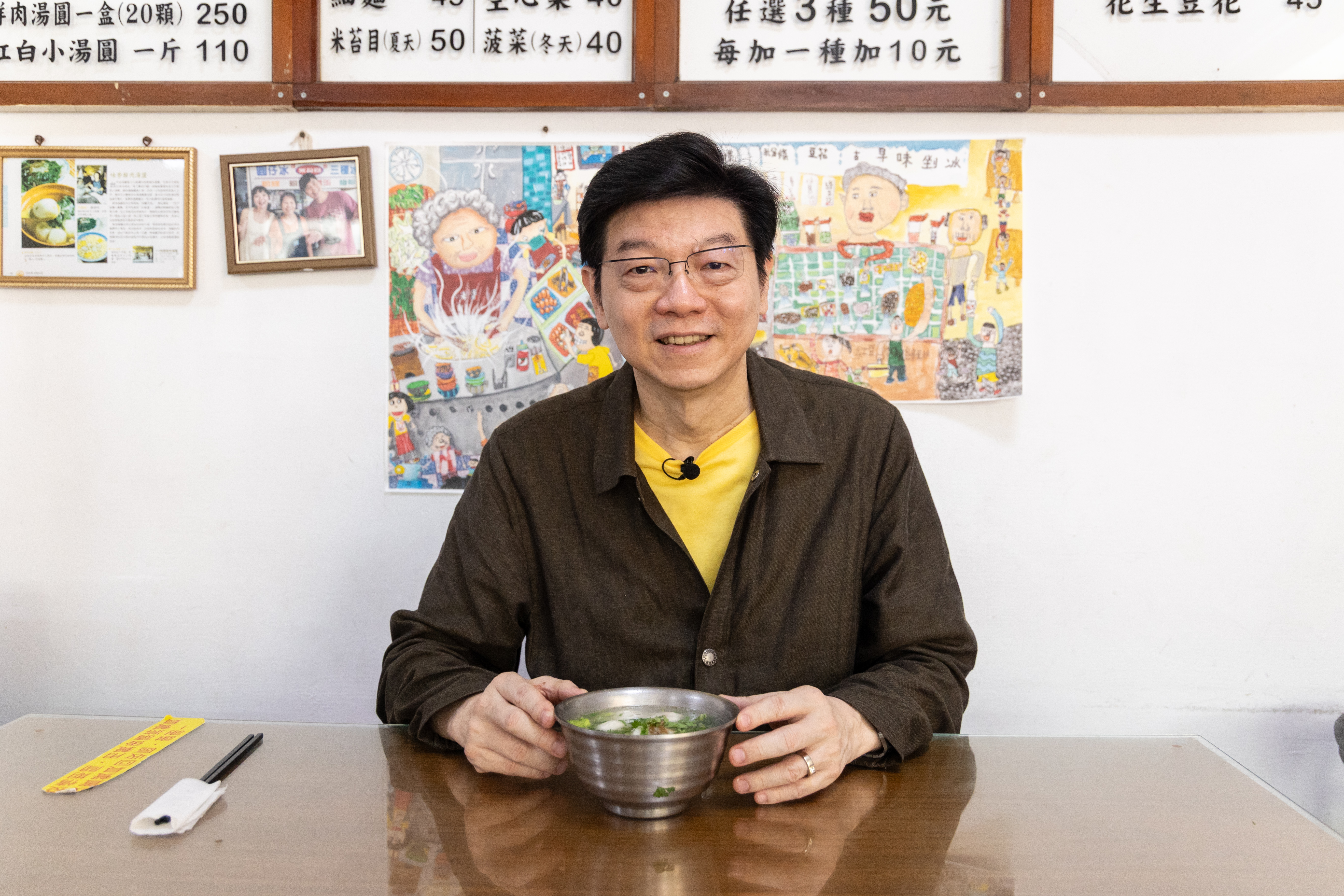 裴社長品嚐湯圓後，驚嘆湯圓皮薄，細緻綿密又Q彈，肉餡的肉汁相當鮮美。（鄭祺耀攝）