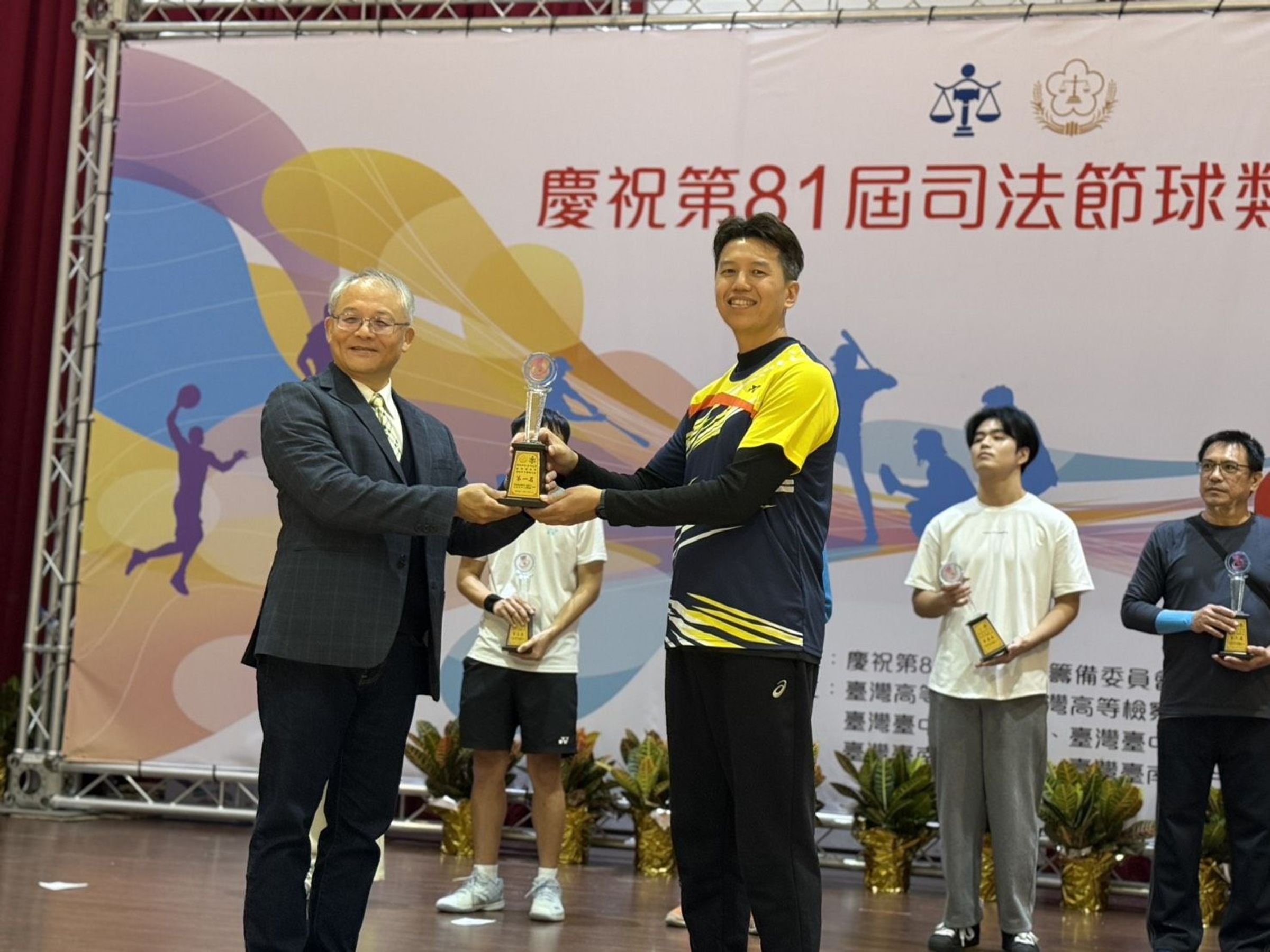 法警李豐全(右)代表授獎。（陳德芳提供）