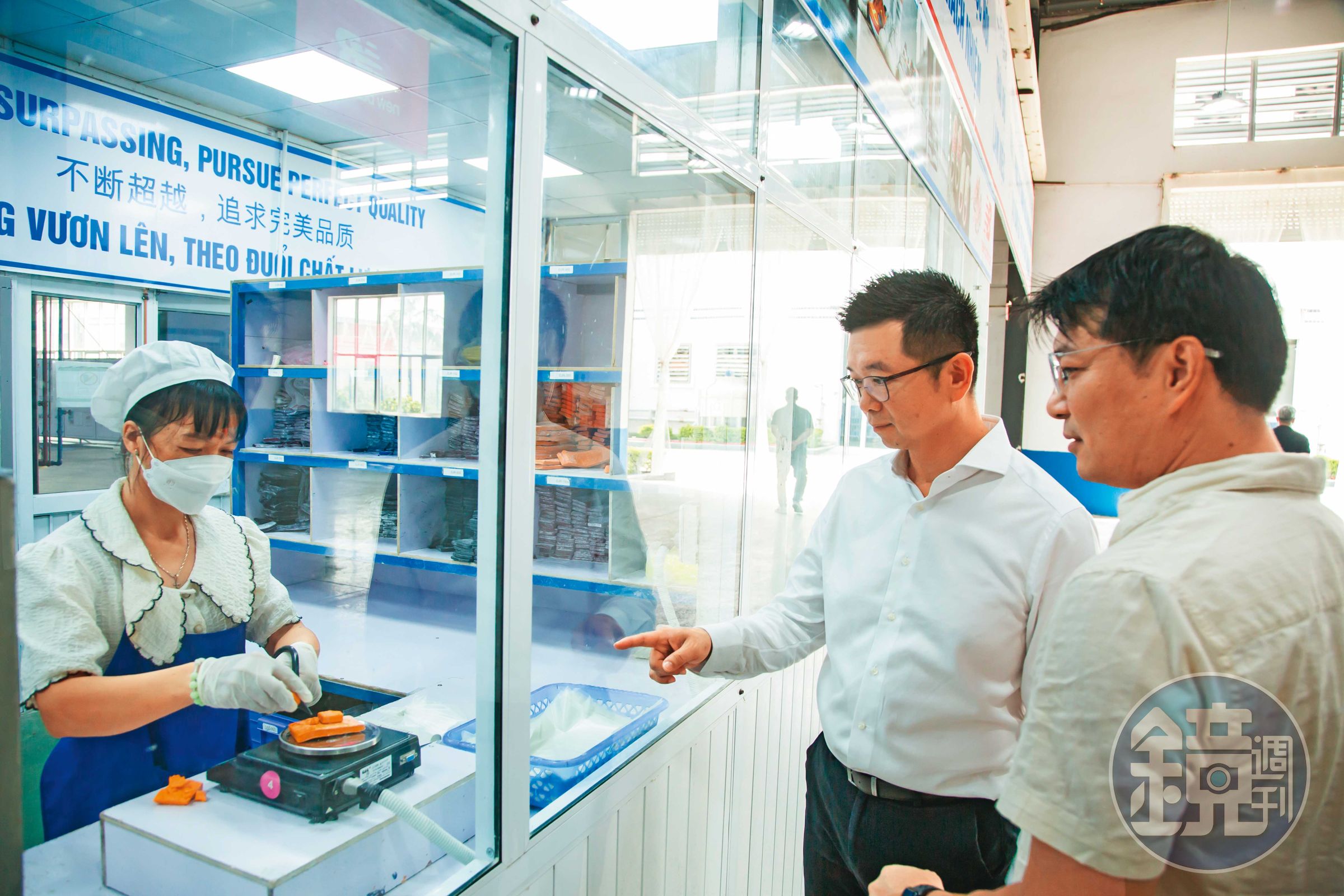鞋子大底在成型前,需先精準秤重橡膠原料,才能生產。