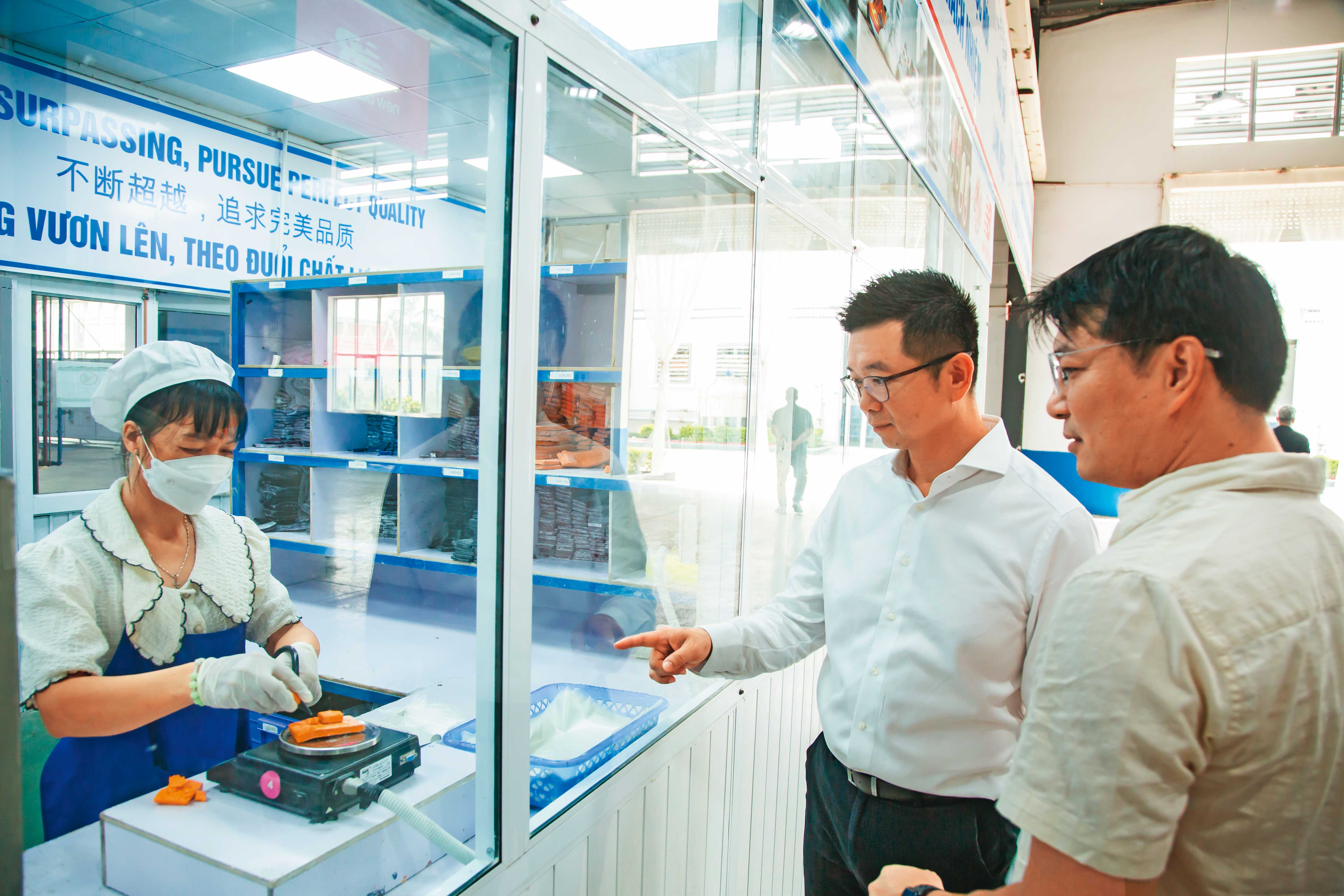 鞋子大底在成型前，需先精準秤重橡膠原料，才能生產。
