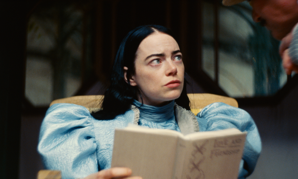 艾瑪史東在《可憐的東西》戲份從頭帶到尾，每個成長階段展現了不同層次的表演，證明她是個能演戲的演員。（探照燈影業提供）