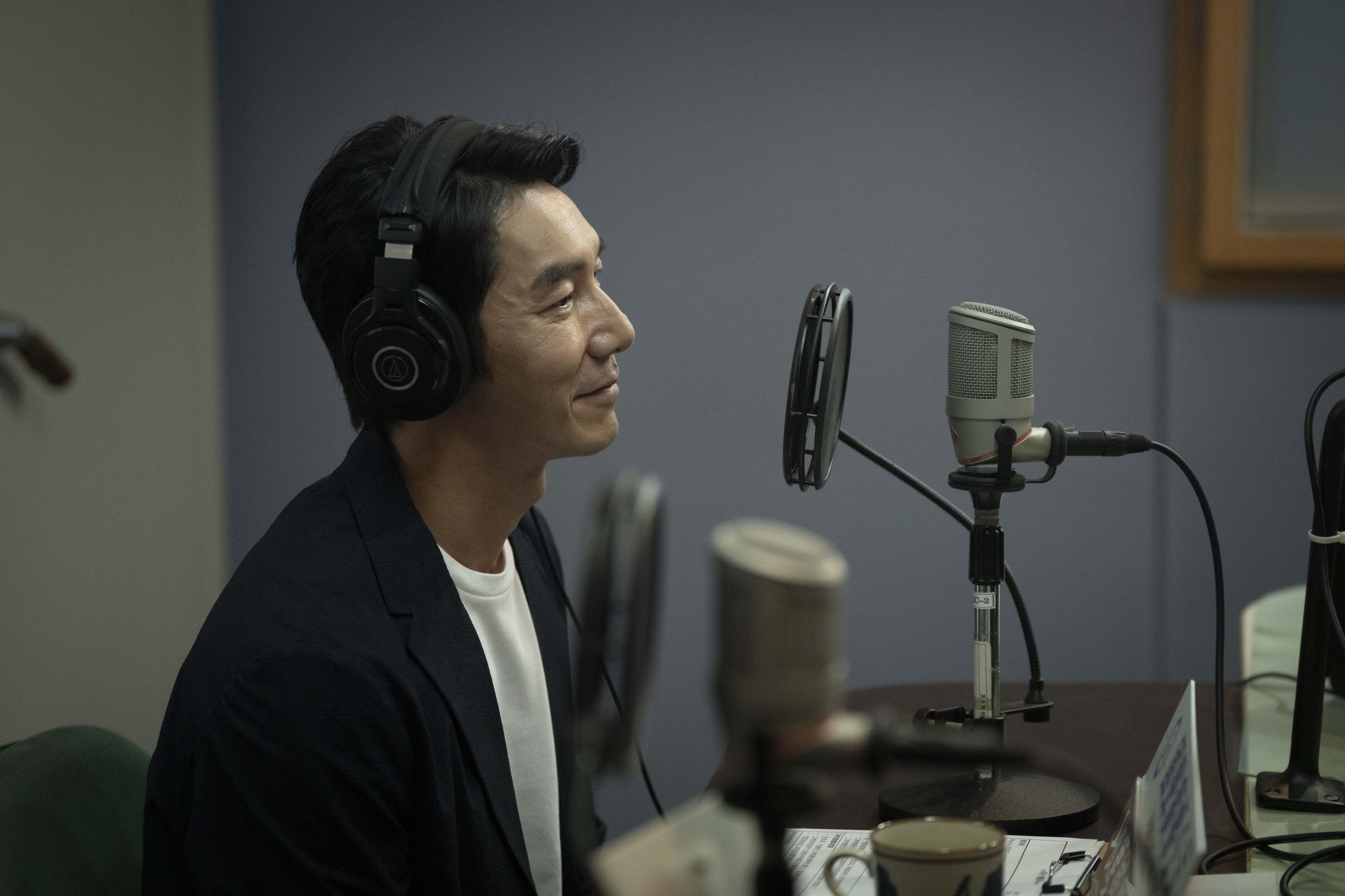 李李仁戲裡飾演三位閨蜜的老同學似乎有著說不出口的祕密。（華視、公視台語台）