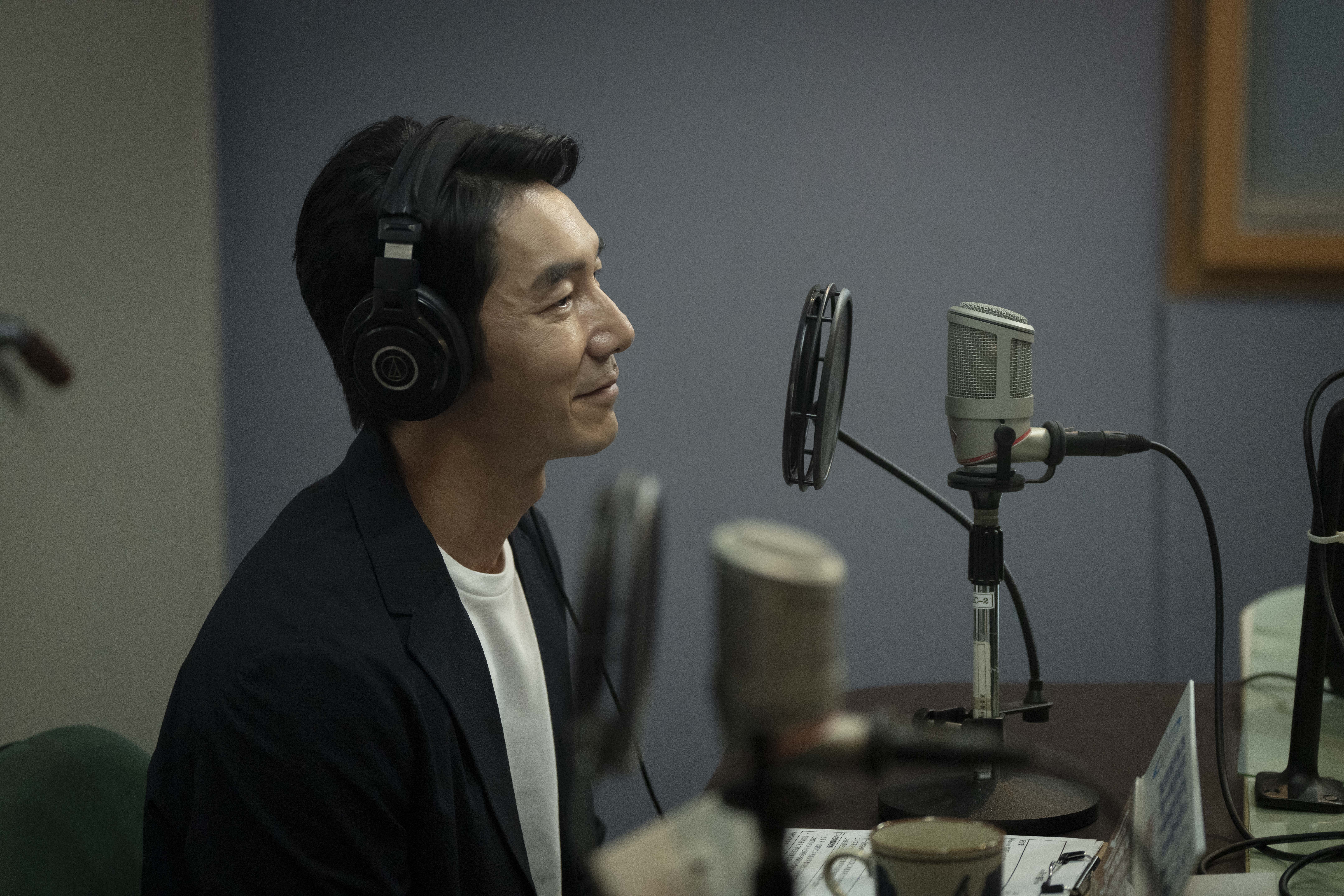 李李仁戲裡飾演三位閨蜜的老同學似乎有著說不出口的祕密。（華視、公視台語台）