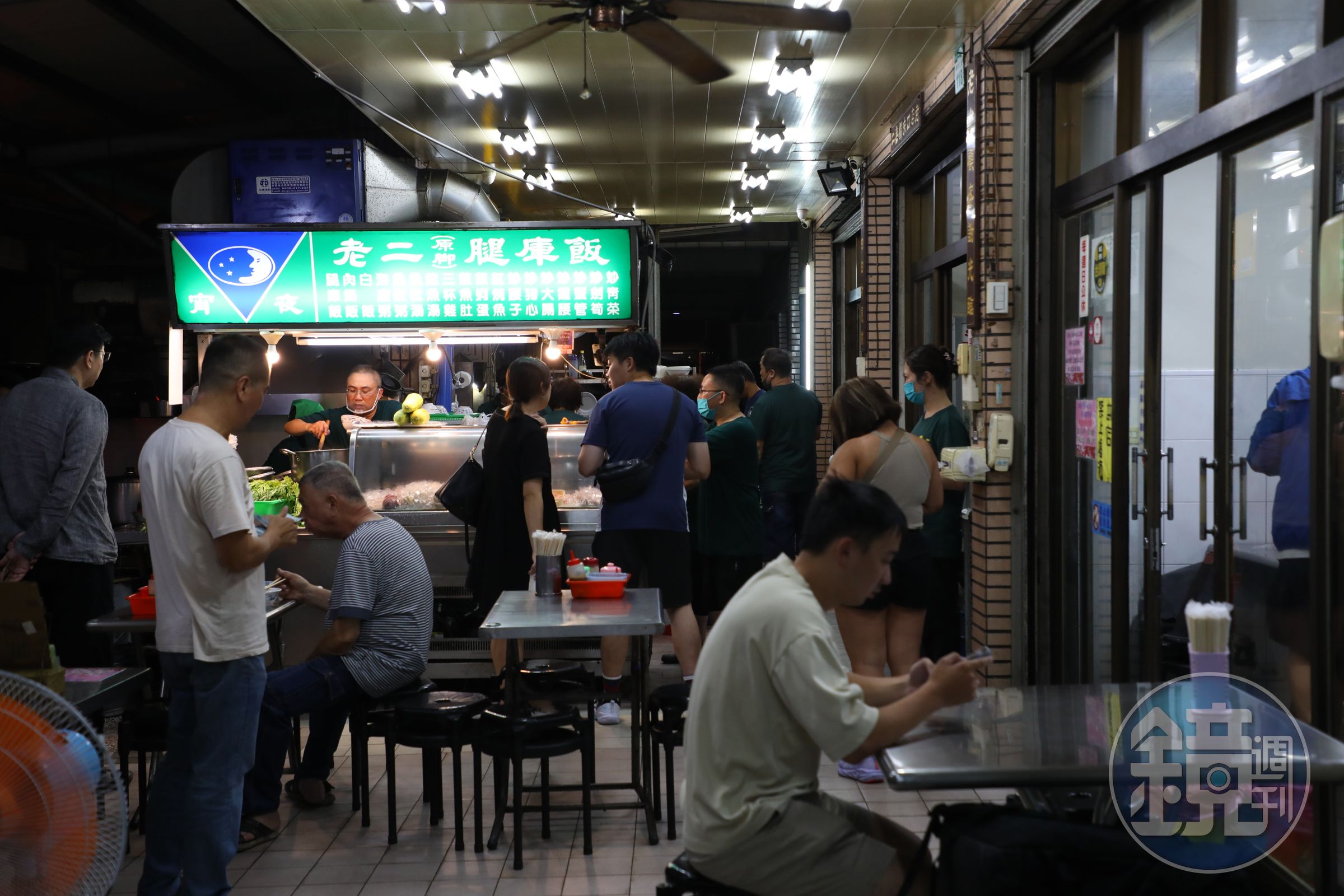 深夜時分,在騎樓下開店的老二腿庫飯人潮川流不息。