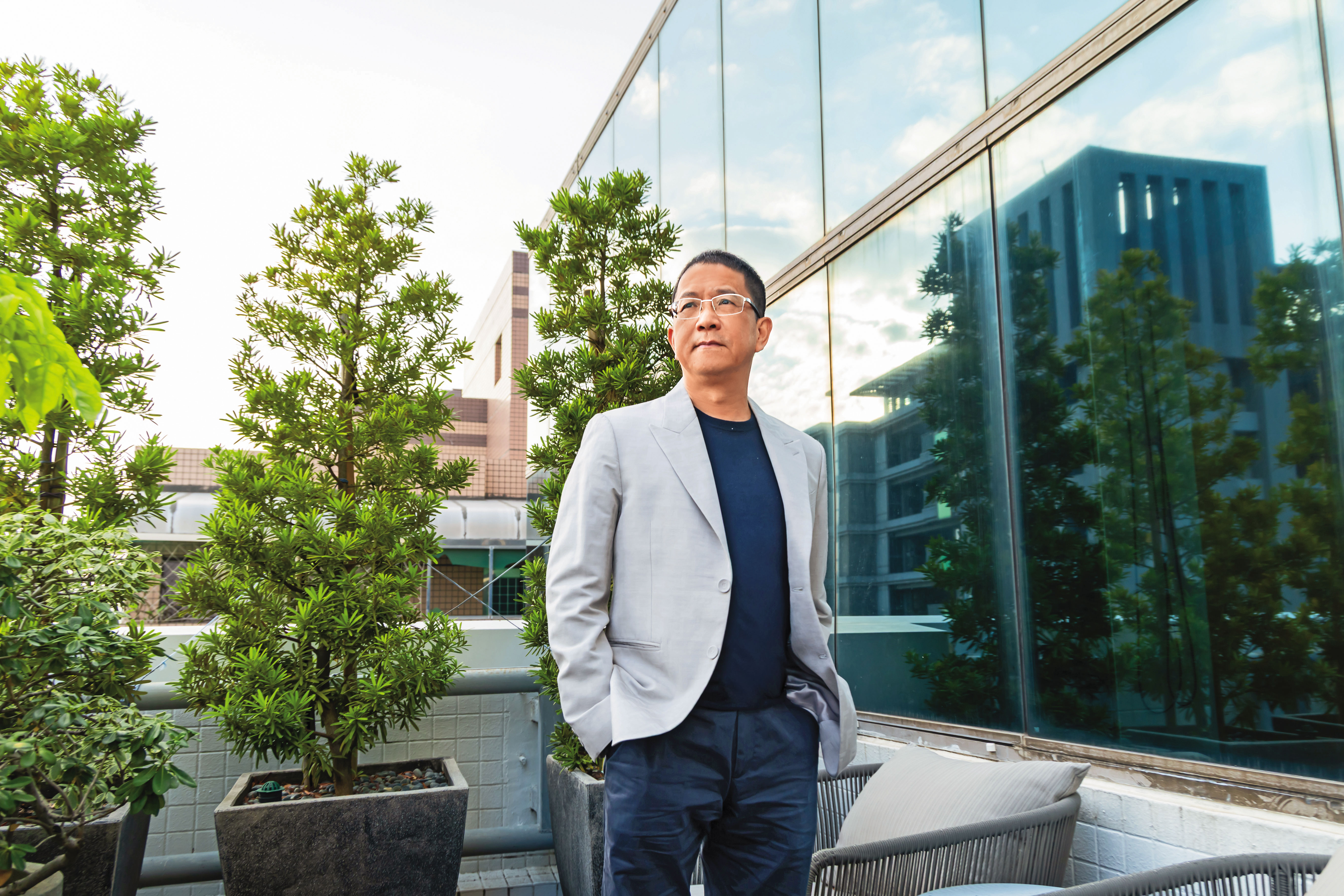 太普高暨泰嘉開發董事長呂金發,十多年前秉持跟著科技聚落走的策略,成為台南九份子推案王。早在台灣房市進入寒冬之際,他已先布局日本熊本,將投資50億元,要把成功經驗複製到海外。