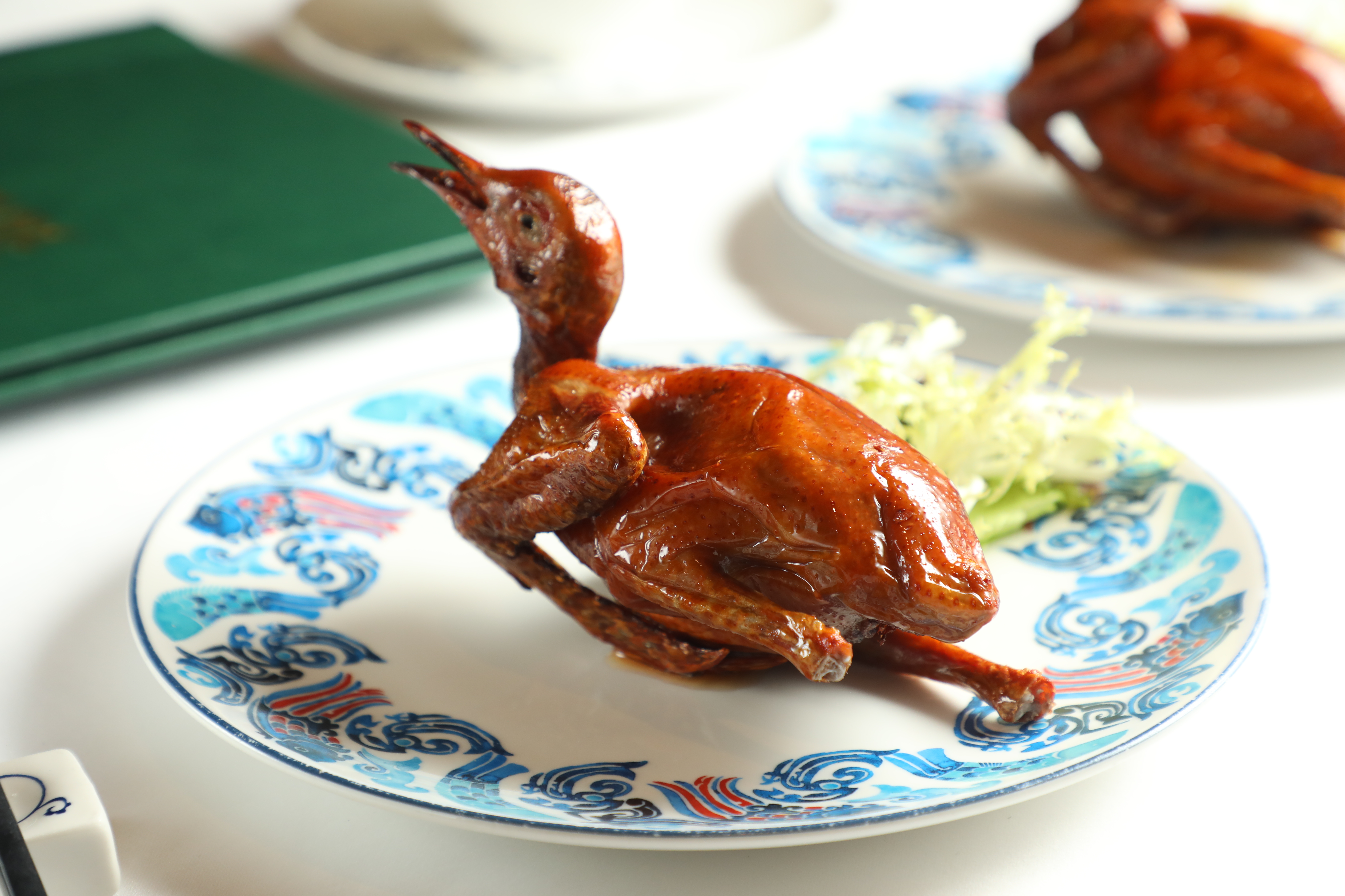 到香港「廚魔名人坊」必吃「脆皮妙齡鴿」,乳鴿肉極嫩、皮很脆,是在台灣很難吃到的水準。(港幣98元/隻,約NT$364)