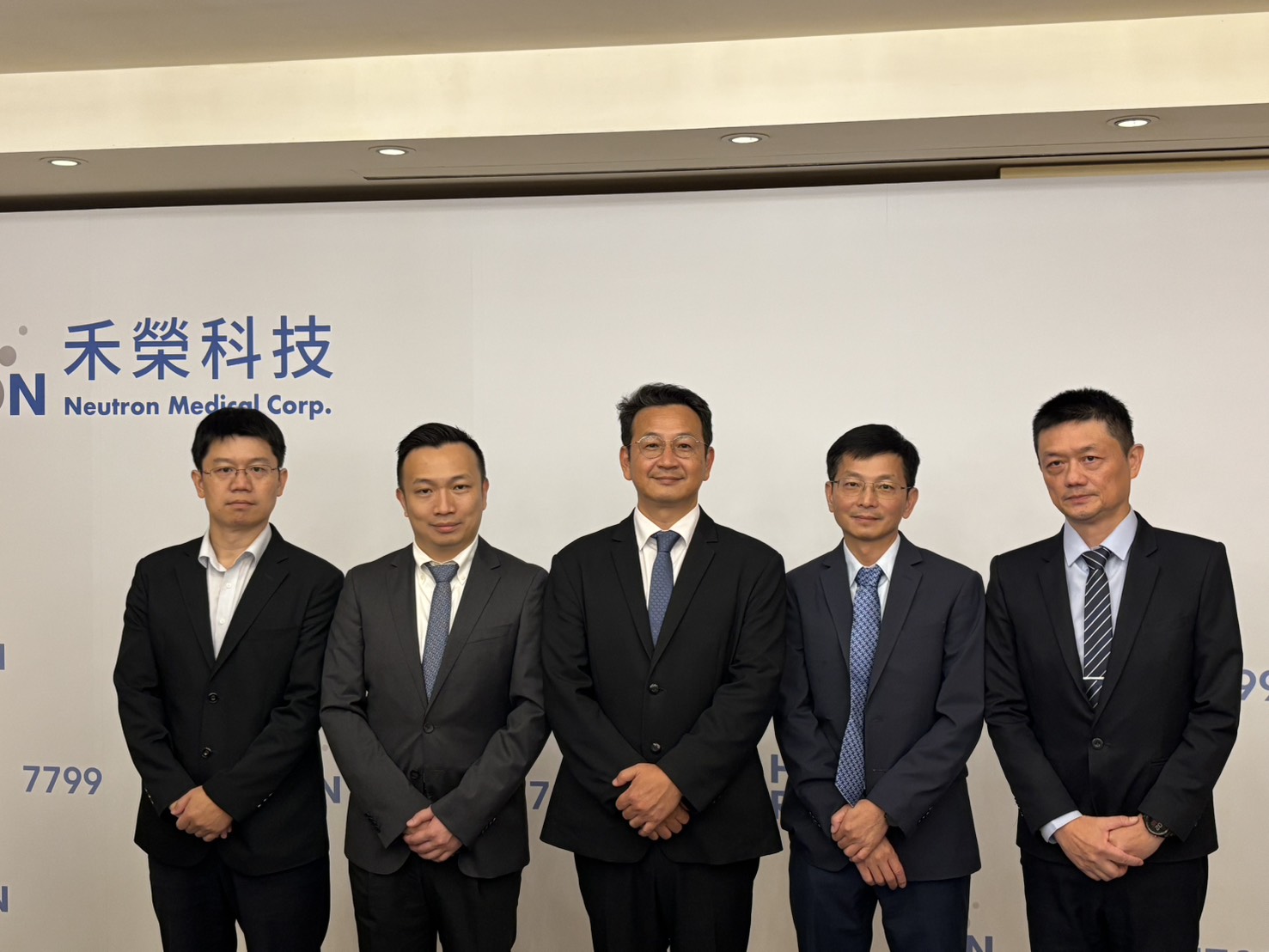 禾榮科總經理沈孝廉（右三）表示，AB-BNCT每次治療的費用約100萬元，若要滿足國內頭頸癌復發等約1.1萬名病患的需求，台灣大概需要部署至少7台BNCT設備。