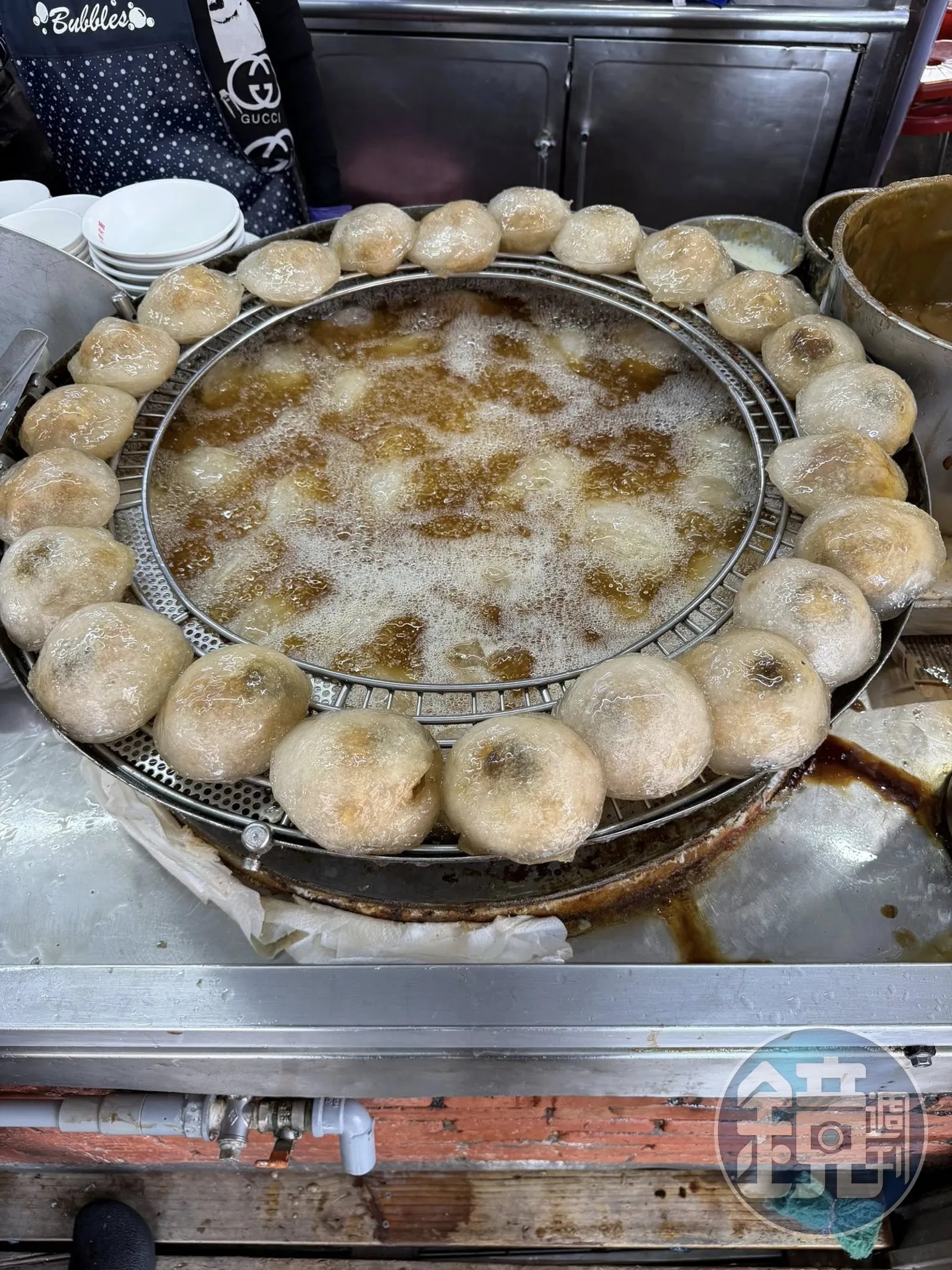 「阿璋肉圓」的粉皮厚實、肉塊豪邁、筍丁爽脆。（裴偉攝）