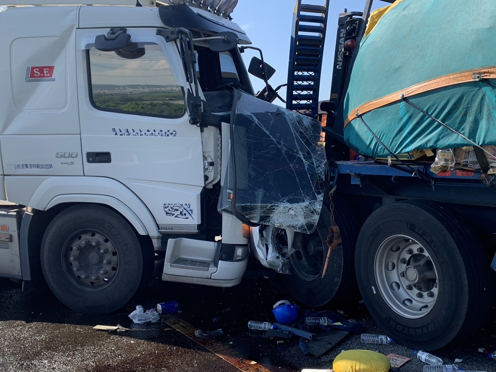 10日和美路段大貨車分心駕駛,追撞轎車後往前推撞聯結車,造成轎車駕駛死亡。(翻攝畫面)