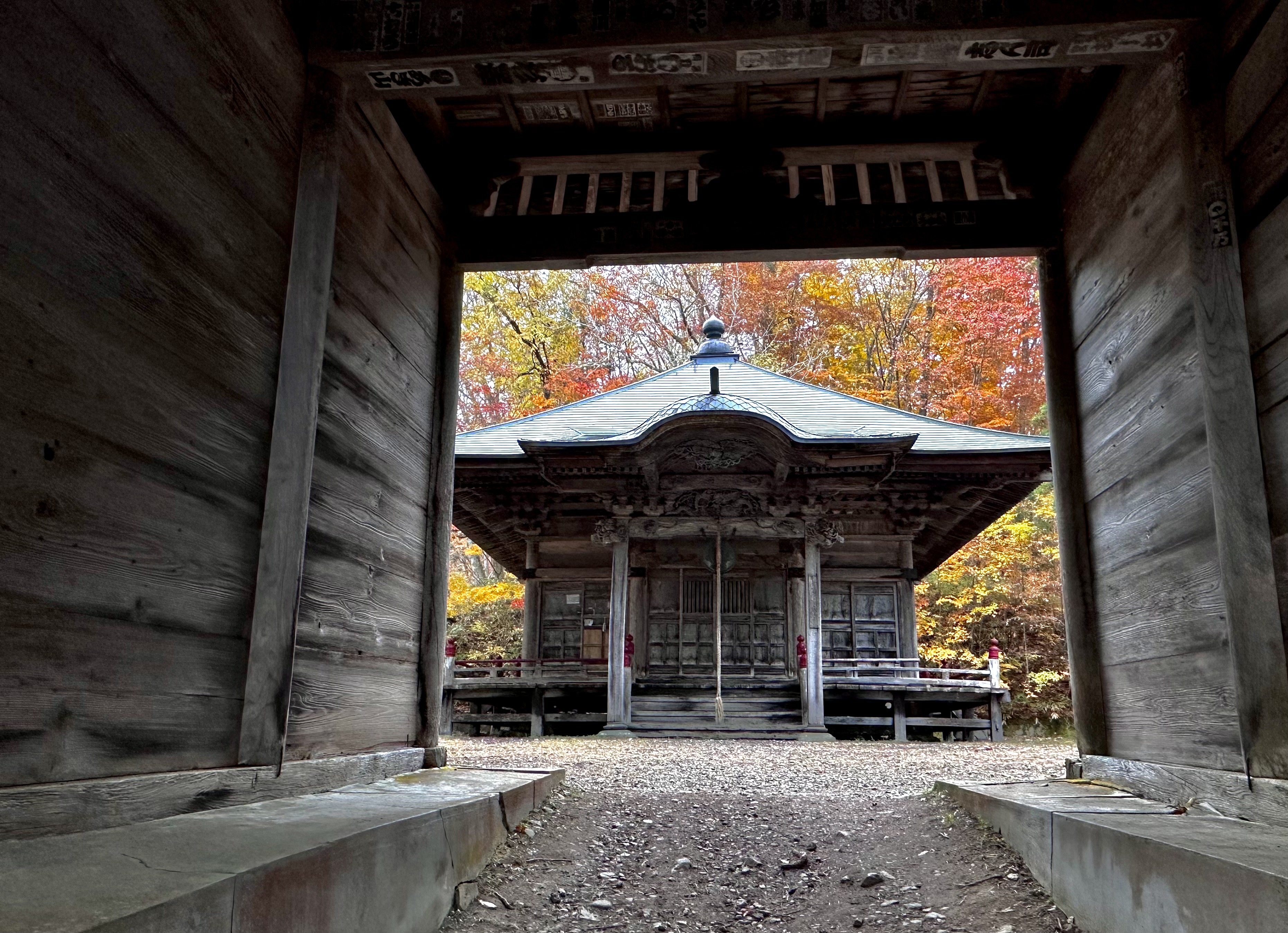 「嶽觀音堂」據說是古代戰爭時，為了供養參戰者的馬匹而建立。